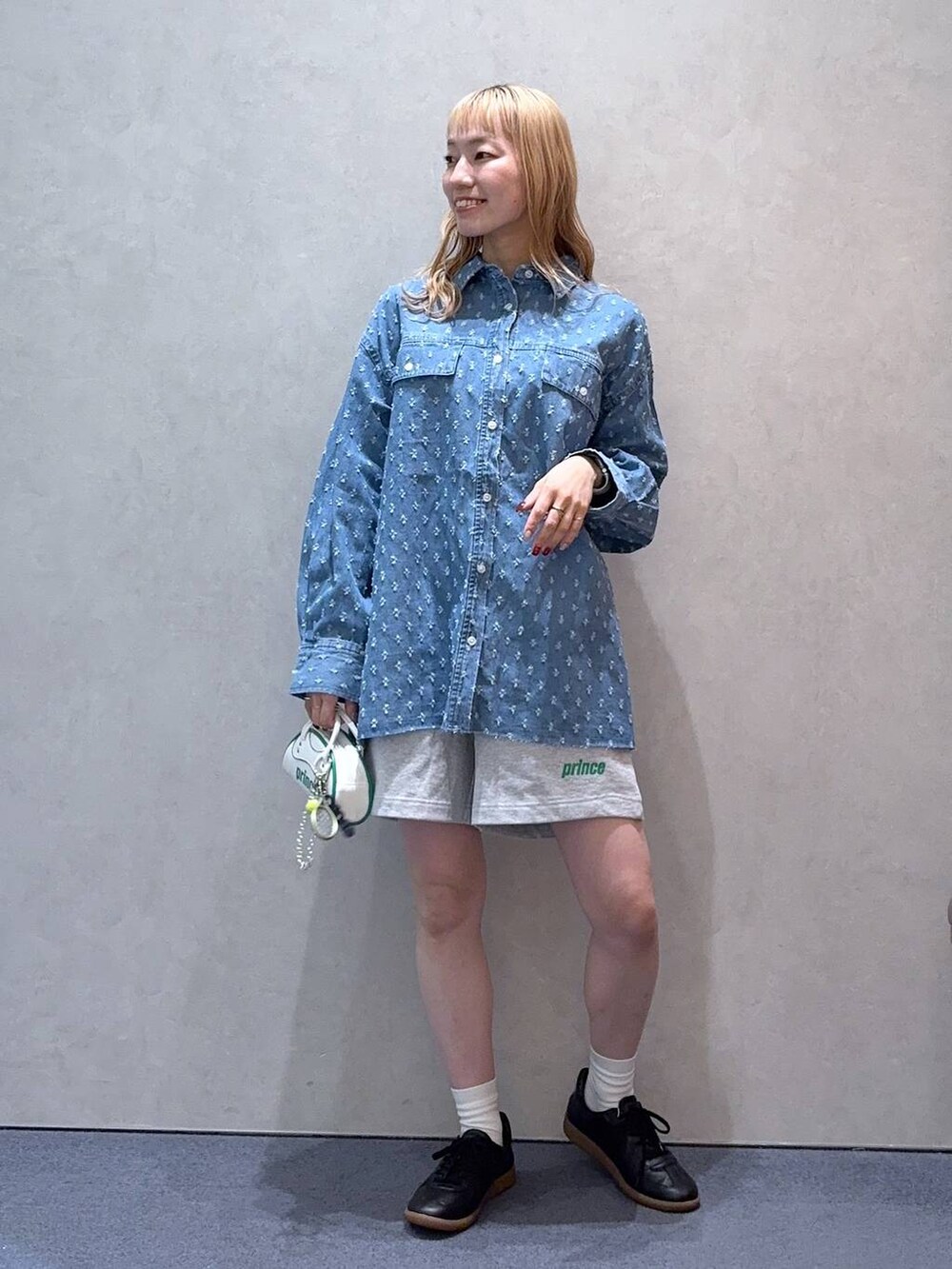 「ローリーズスタイル_LOWRYS FARM、大人女子カジュアル_LOWRYS FARM、LOWRYS FARM、シャツ、ショートパンツ、スニーカー、カジュアル、ゆったり、スポーツミックス、スウェットパンツ、春コーデ」｜「LOWRYS FARMのアソートデニムＢＩＧシャツ 289022（シャツ/ブラウス、ブルー系）」を使った、ほりんさん（レディース・160cm）の冬コーディネートの2枚目の写真