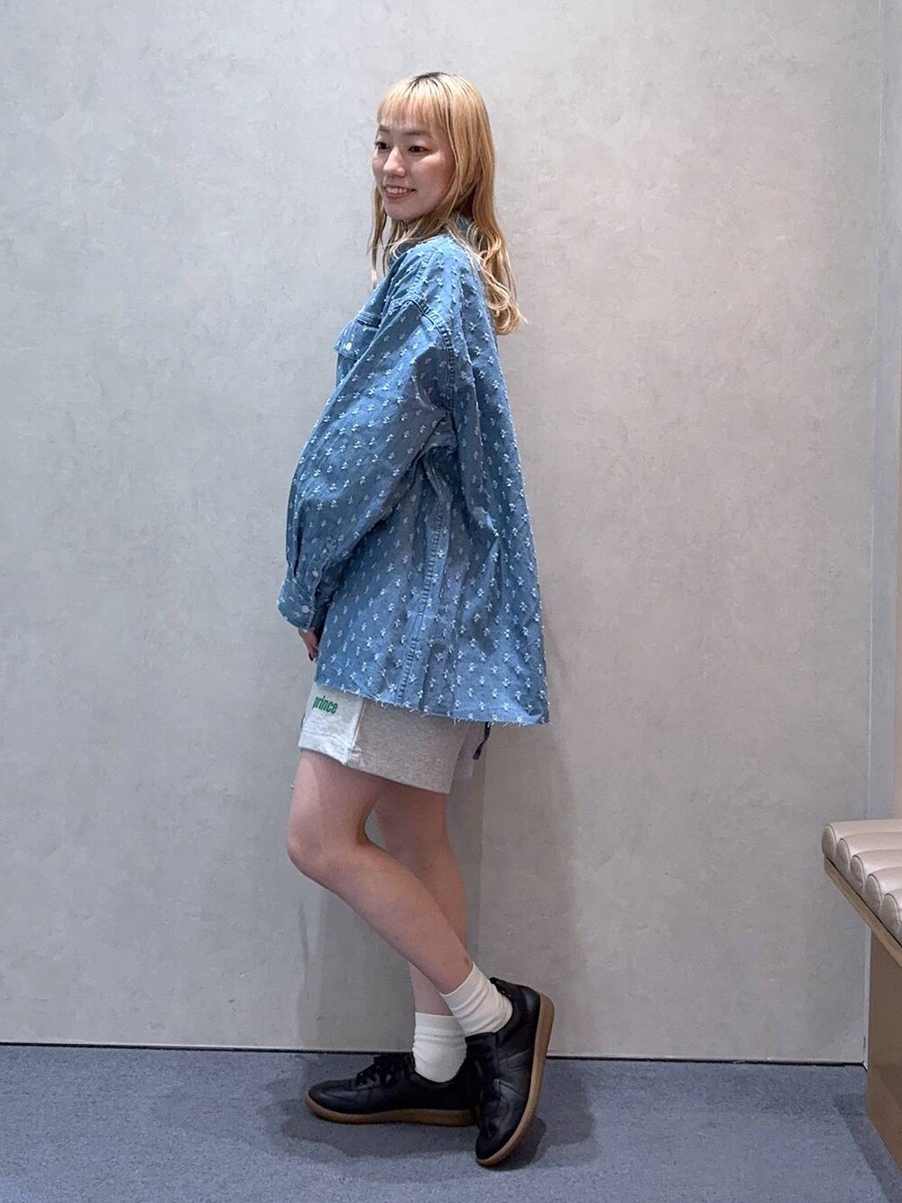 「ローリーズスタイル_LOWRYS FARM、大人女子カジュアル_LOWRYS FARM、LOWRYS FARM、シャツ、ショートパンツ、スニーカー、カジュアル、ゆったり、スポーツミックス、スウェットパンツ、春コーデ」｜「LOWRYS FARMのアソートデニムＢＩＧシャツ 289022（シャツ/ブラウス、ブルー系）」を使った、ほりんさん（レディース・160cm）の冬コーディネートの4枚目の写真