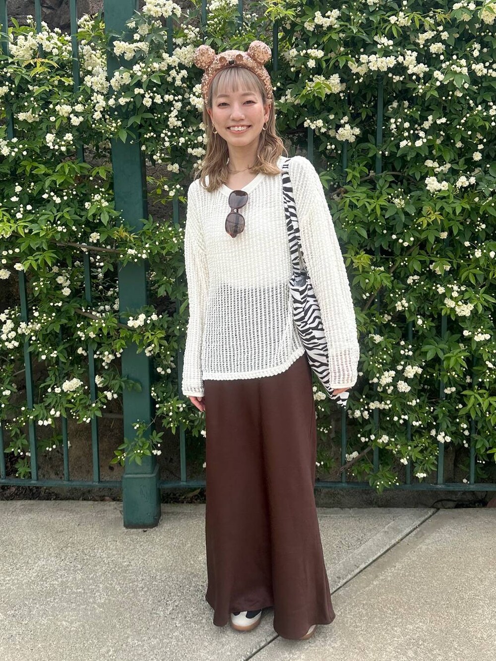 「ガーリー、きれいめ、ナチュラル、ローリーズスタイル_LOWRYS FARM、大人女子カジュアル_LOWRYS FARM、LOWRYS FARM、JEANASIS、BAYFLOW、ブランドミックス、淡色コーデ、春コーデ」｜「LOWRYS FARMのストレッチサテンスカート　 290120（スカート、ブラウン系）」を使った、ほりんさん（レディース・160cm）の春コーディネートの3枚目の写真