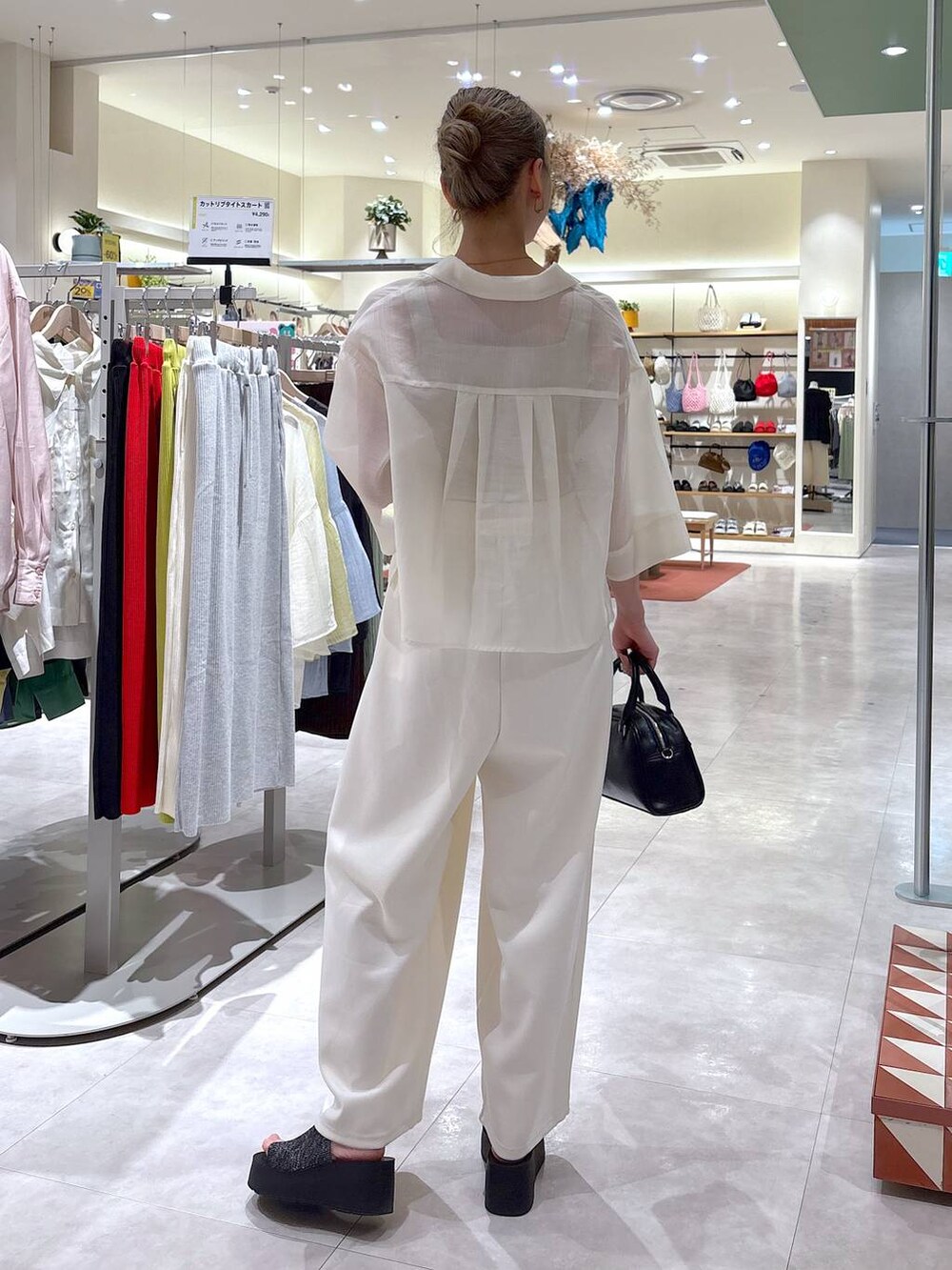 「きれいめ、ナチュラル、ローリーズスタイル_LOWRYS FARM、大人女子カジュアル_LOWRYS FARM、LOWRYS FARM、シャツ、夏コーデ、シアートップス、スウェットパンツ、ワイドパンツ、ワントーン、ホワイトコーデ、カジュアル、ゆったり、ラフ」｜「LOWRYS FARMのカンドウフィットニットサンダル 283661（サンダル、ブラック系）」を使った、ほりんさん（レディース・160cm）の春コーディネートの5枚目の写真