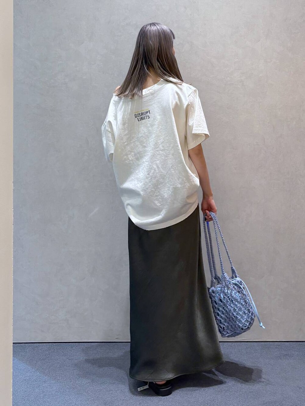 「ナチュラル、ローリーズスタイル_LOWRYS FARM、大人女子カジュアル_LOWRYS FARM、LOWRYS FARM、Tシャツ、夏コーデ、シンプルコーデ、カジュアルコーデ、ゆったり、スカート、サンダル」｜「LOWRYS FARMのカンドウフィットグルカ 283656（サンダル、ホワイト系）」を使った、ほりんさん（レディース・160cm）の春コーディネートの5枚目の写真