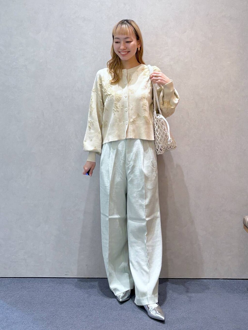 「ガーリー、きれいめ、ナチュラル、ローリーズスタイル_LOWRYS FARM、大人女子カジュアル_LOWRYS FARM、LOWRYS FARM、ワイドパンツ、カーディガン、ワントーン、春コーデ、春色、カラーパンツ」｜「LOWRYS FARMのホップサックワイドパンツ2 42754（スラックス、グリーン系）」を使った、ほりんさん（レディース・160cm）の春コーディネートの2枚目の写真