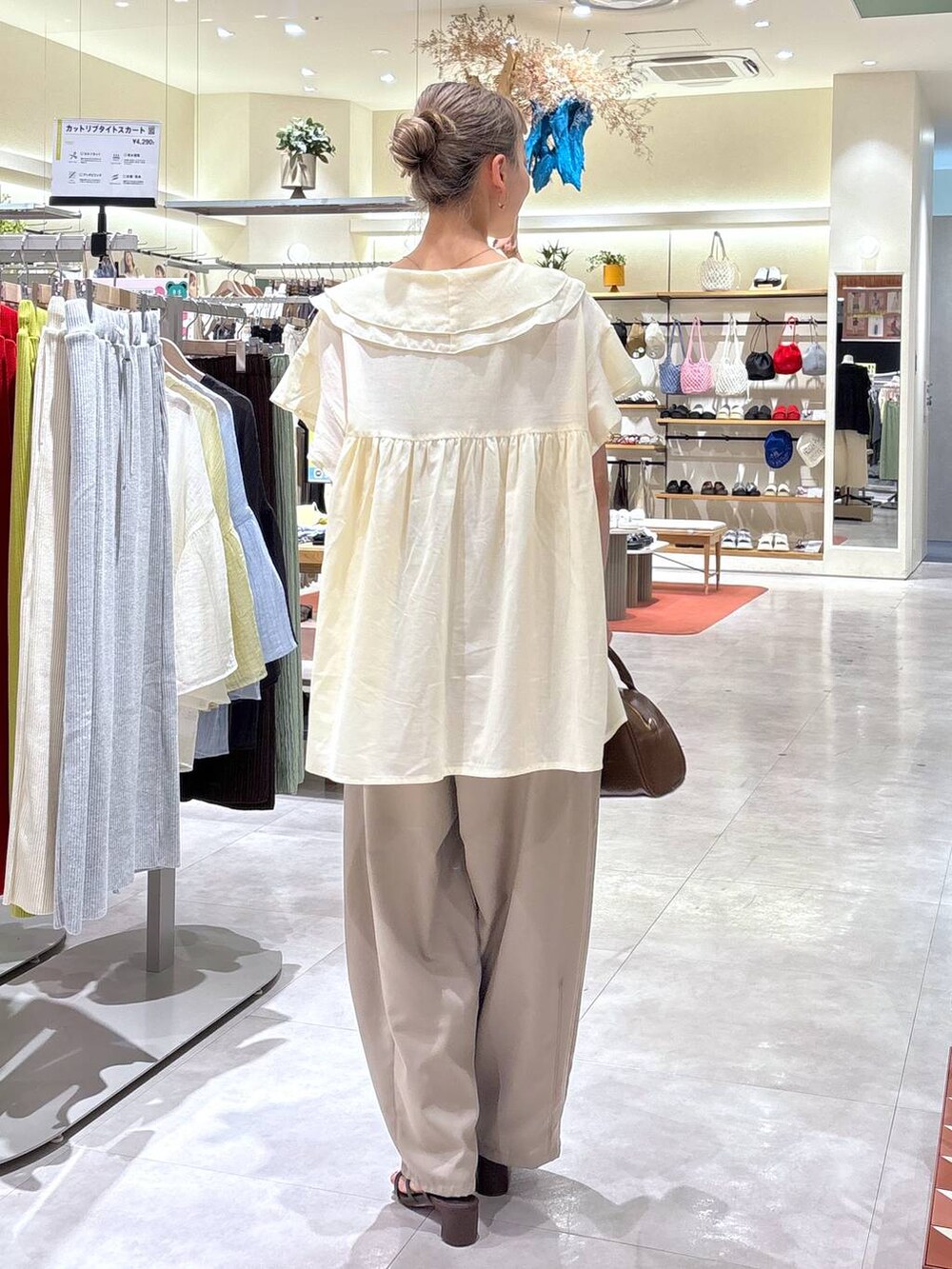 ゴールド系のタンクトップ、ブラウン系のサンダル、ベージュ系のその他パンツを着用したレディースの夏コーディネートの5枚目の写真