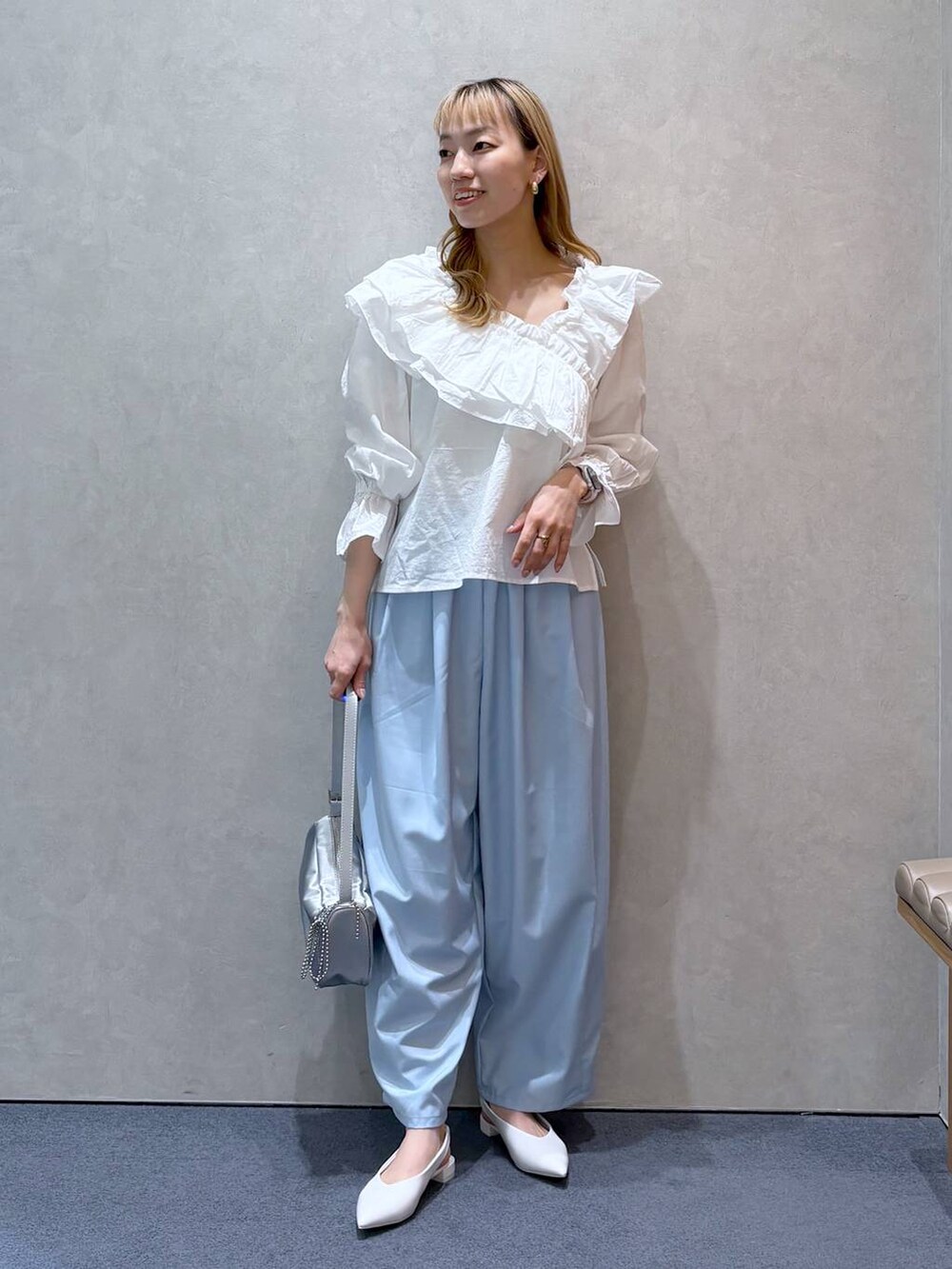 「ナチュラル、ローリーズスタイル_LOWRYS FARM、大人女子カジュアル_LOWRYS FARM、きれいめ、LOWRYS FARM、春コーデ、春色、春夏コーデ、ブラウス、ワイドパンツ、ゆったり、シンプルコーデ」｜「LOWRYS FARMのチャームツキミニトートＢＡＧ 284096（トートバッグ、シルバー系）」を使った、ほりんさん（レディース・160cm）の春コーディネートの2枚目の写真