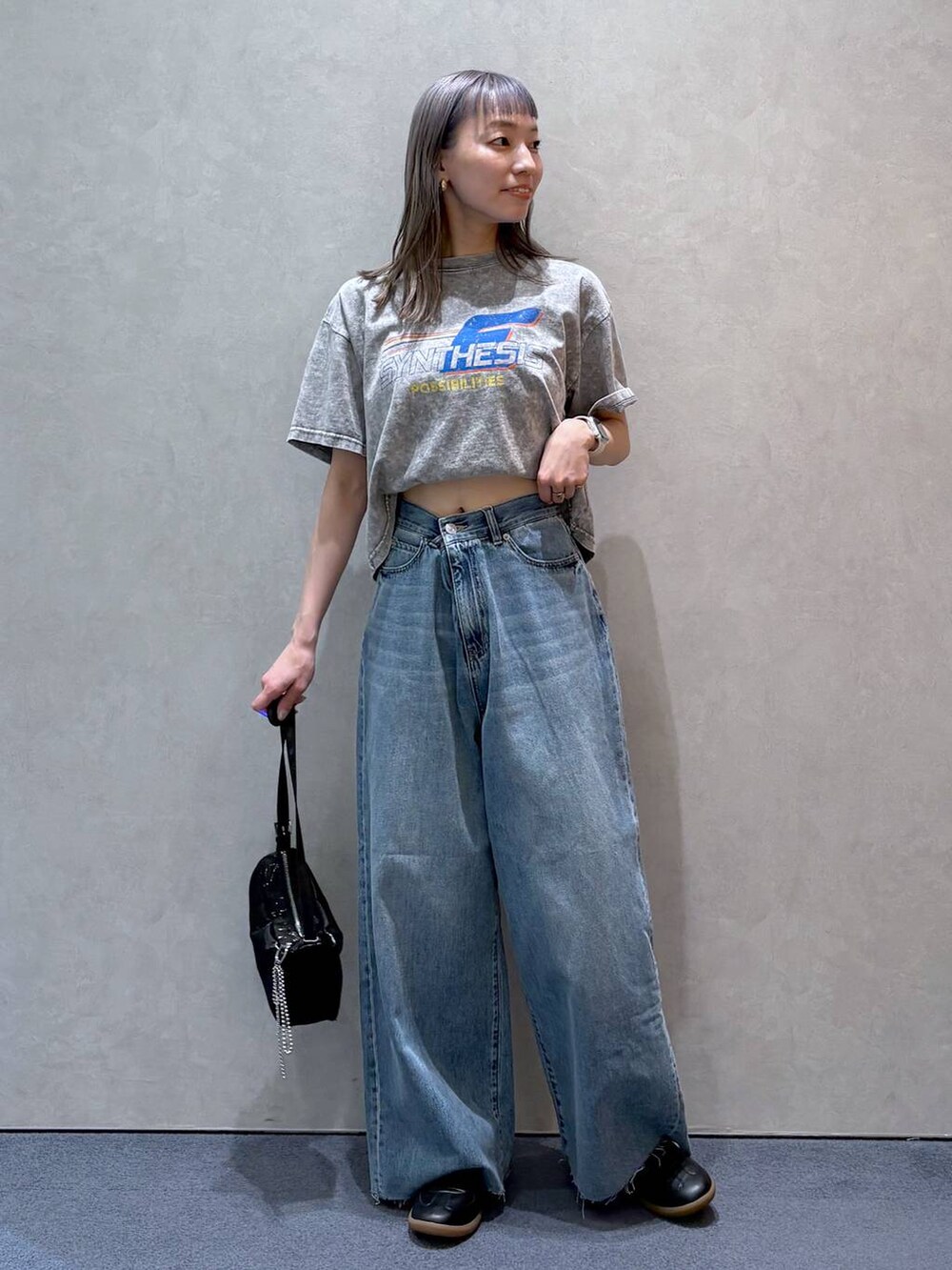 「きれいめ、ナチュラル、ローリーズスタイル_LOWRYS FARM、Tシャツ、デニムパンツ、カジュアル、ワイドパンツ、スニーカー、シンプルコーデ、夏コーデ、大人女子カジュアル_LOWRYS FARM、LOWRYS FARM」｜「LOWRYS FARMのチャームツキミニトートＢＡＧ 284096（トートバッグ、ブラック系）」を使った、ほりんさん（レディース・160cm）の春コーディネートの2枚目の写真