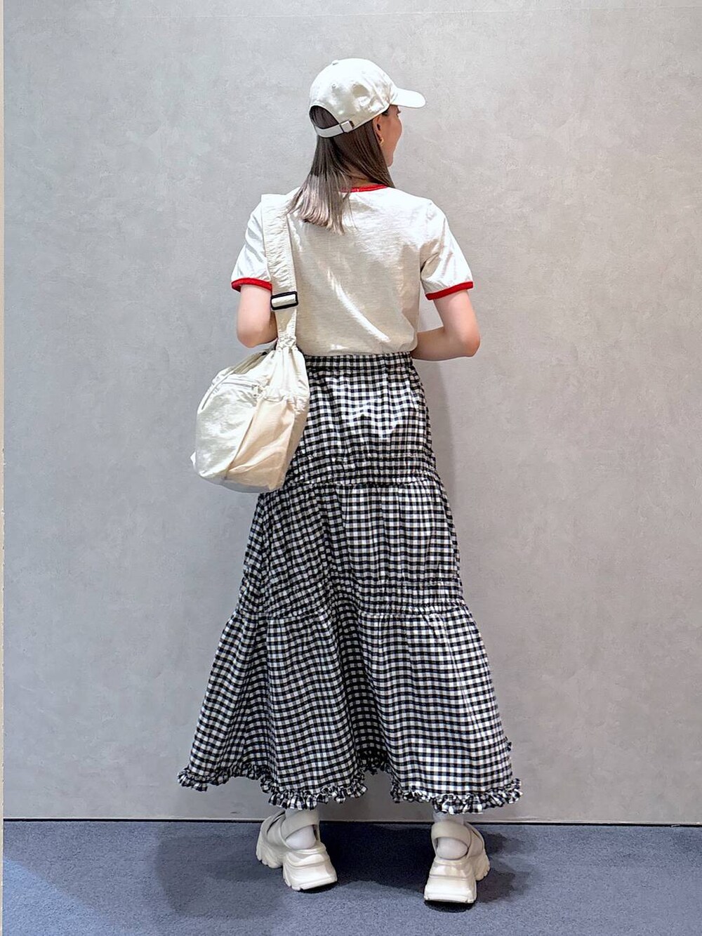 「ガーリー、きれいめ、ナチュラル、ローリーズスタイル_LOWRYS FARM、大人女子カジュアル_LOWRYS FARM、LOWRYS FARM、Tシャツ、夏コーデ、カジュアル、ゆったり、スカート、チェック」｜「LOWRYS FARMのＣＡＳＵＡＬＣＬＡＳＳＩＣ２５ 283907（キャップ、ホワイト系）」を使った、ほりんさん（レディース・160cm）の春コーディネートの5枚目の写真