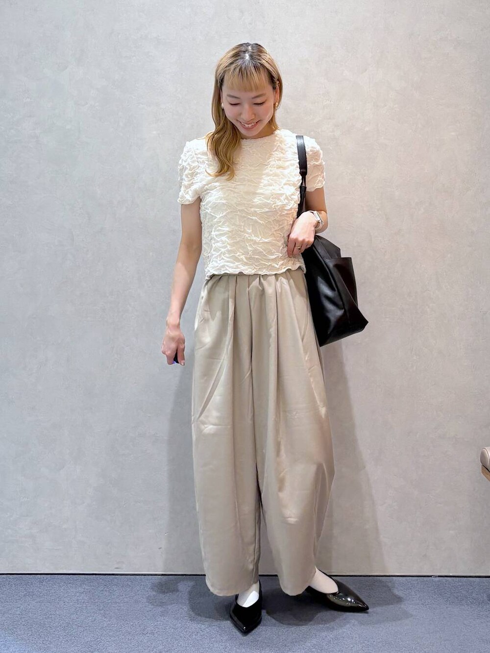 「ガーリー、きれいめ、ナチュラル、ローリーズスタイル_LOWRYS FARM、大人女子カジュアル_LOWRYS FARM、LOWRYS FARM、Tシャツ、ワイドパンツ、ワントーン、淡色コーデ、シンプルコーデ」｜「LOWRYS FARMのヤワラカルイ５ポケトートＢＡＧ　 284072（トートバッグ、ブラック系）」を使った、ほりんさん（レディース・160cm）の春コーディネートの2枚目の写真