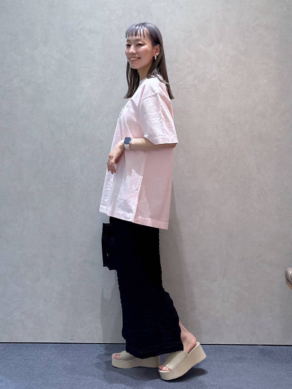 「きれいめ、ナチュラル、ローリーズスタイル_LOWRYS FARM、大人女子カジュアル_LOWRYS FARM、LOWRYS FARM、Tシャツ、カジュアル、スカート、サンダル、厚底シューズ、シンプルコーデ」｜「LOWRYS FARMのカンドウフィットニットサンダル 283661（サンダル、ホワイト系）」を使った、ほりんさん（レディース・160cm）の春コーディネートの4枚目の写真