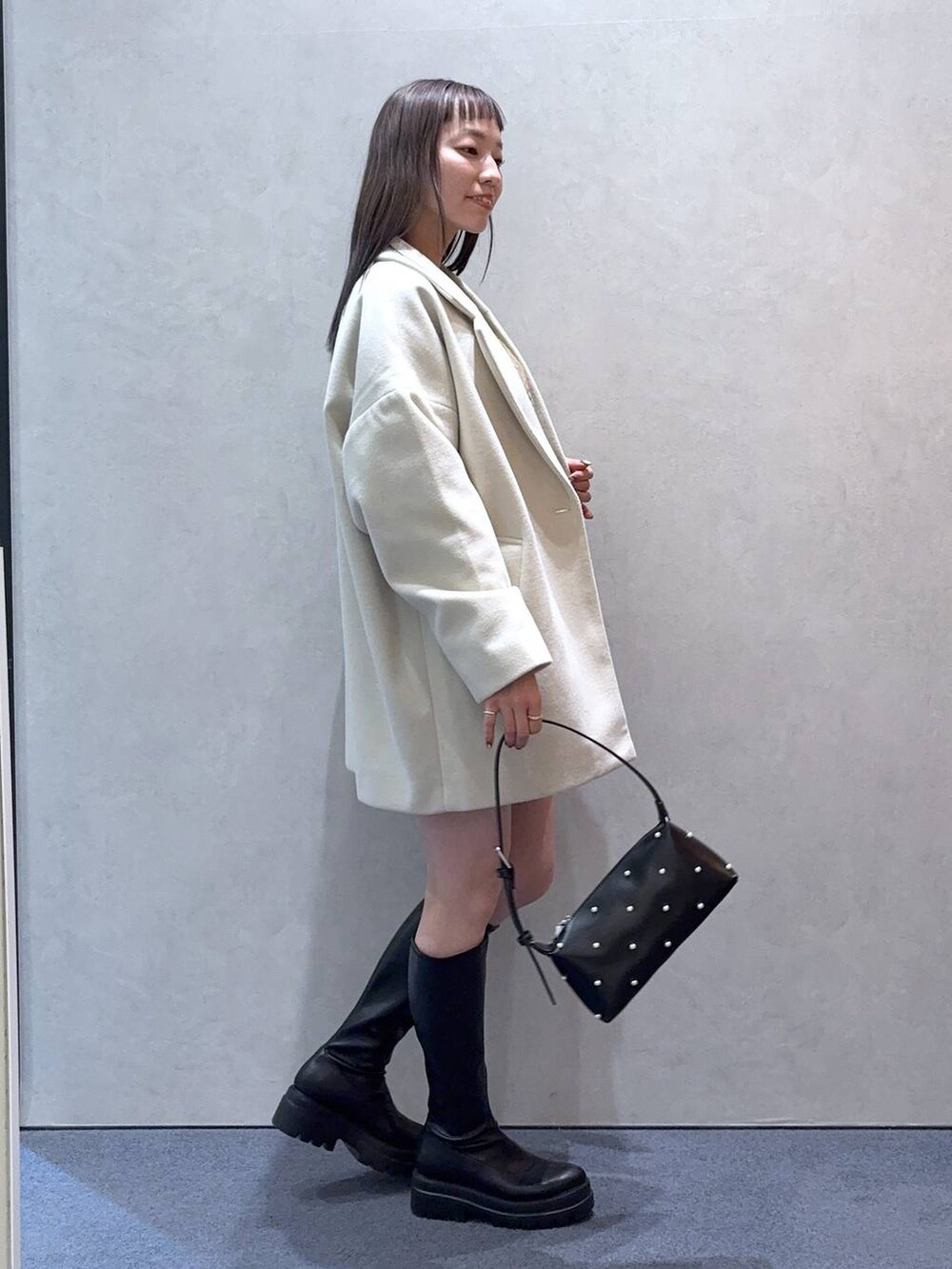 「LOWRYS FARM、ガーリー、きれいめ、ナチュラル、ローリーズスタイル_LOWRYS FARM、大人女子カジュアル_LOWRYS FARM、セットアップ、ニット、ミニスカート、ミニバッグ、アウター、冬アウター、冬コーデ、ブーツ、厚底シューズ」|「LOWRYS FARMのダブルフェイスユルジャケット 116453(チェスターコート、ホワイト系)」を使った、ほりんさん(レディース・160cm)の冬コーディネートの3枚目の写真