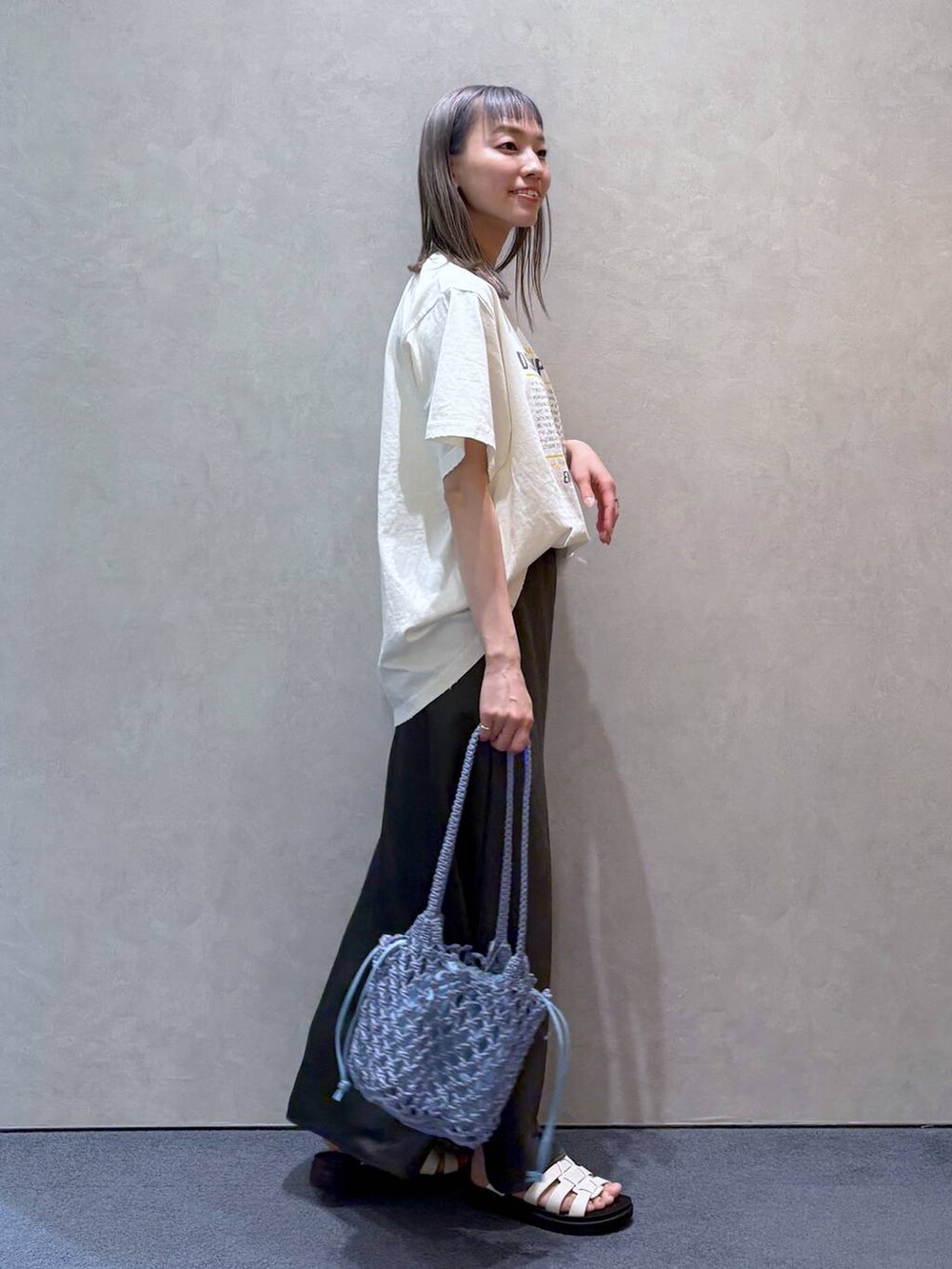 「ナチュラル、ローリーズスタイル_LOWRYS FARM、大人女子カジュアル_LOWRYS FARM、LOWRYS FARM、Tシャツ、夏コーデ、シンプルコーデ、カジュアルコーデ、ゆったり、スカート、サンダル」｜「LOWRYS FARMのカンドウフィットグルカ 283656（サンダル、ホワイト系）」を使った、ほりんさん（レディース・160cm）の春コーディネートの3枚目の写真
