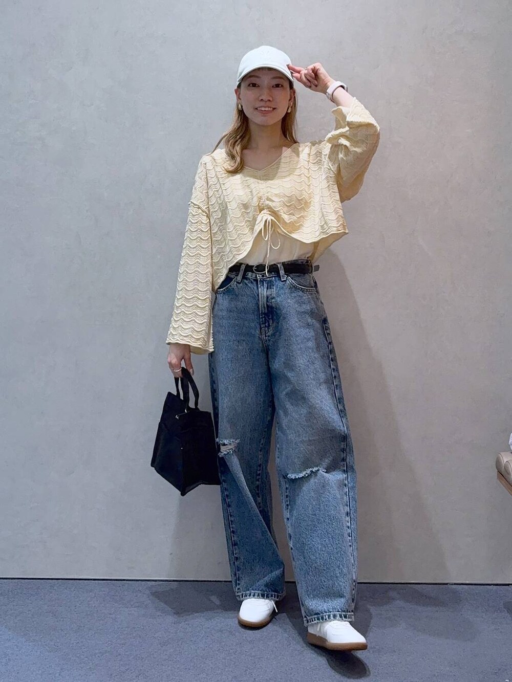「きれいめ、ナチュラル、ローリーズスタイル_LOWRYS FARM、大人女子カジュアル_LOWRYS FARM、LOWRYS FARM、春コーデ、デニムパンツ、スニーカー、キャップ、カジュアル」|「LOWRYS FARMのワイドストレートデニムパンツ 252605(デニムパンツ、ブルー系)」を使った、ほりんさん(レディース・160cm)の春コーディネートの2枚目の写真