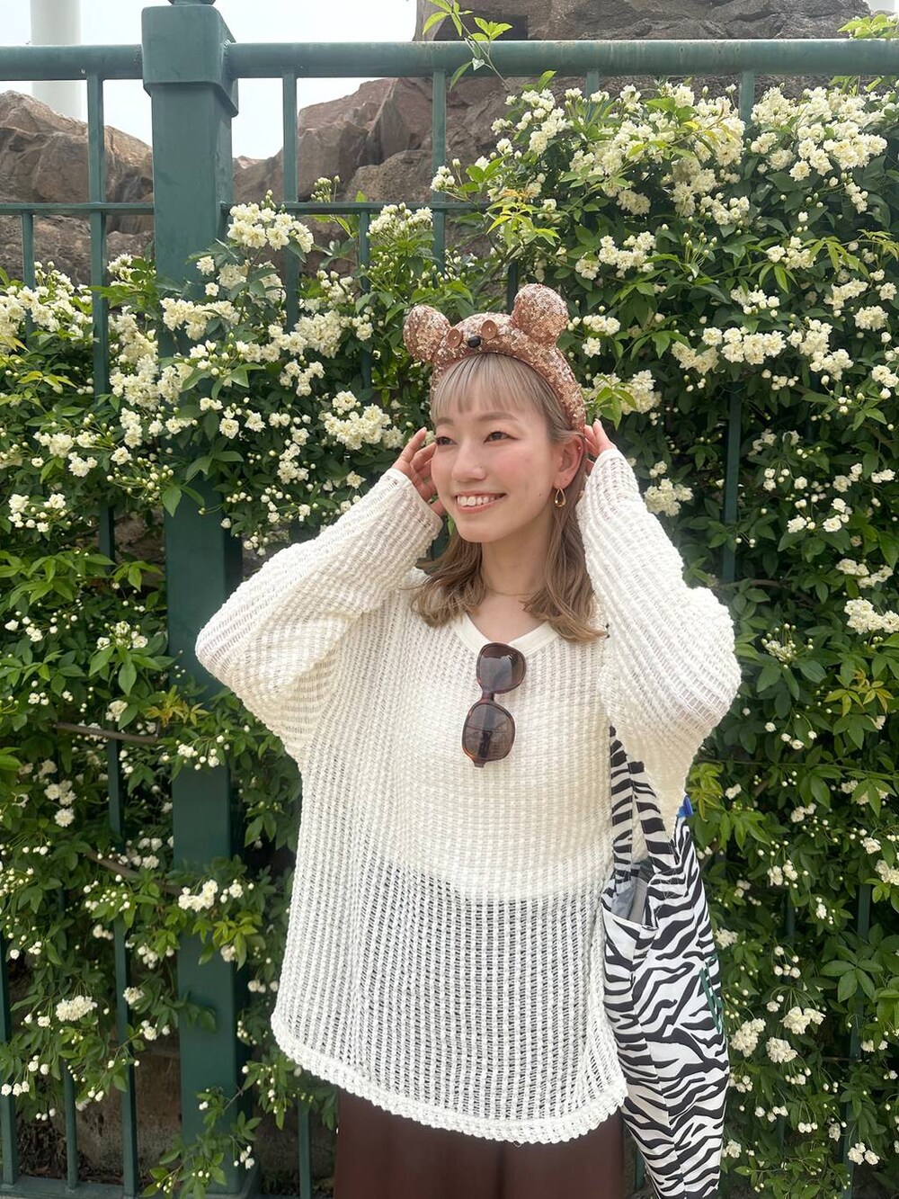 「ガーリー、きれいめ、ナチュラル、ローリーズスタイル_LOWRYS FARM、大人女子カジュアル_LOWRYS FARM、LOWRYS FARM、JEANASIS、BAYFLOW、ブランドミックス、淡色コーデ、春コーデ」｜「LOWRYS FARMのストレッチサテンスカート　 290120（スカート、ブラウン系）」を使った、ほりんさん（レディース・160cm）の春コーディネートの2枚目の写真
