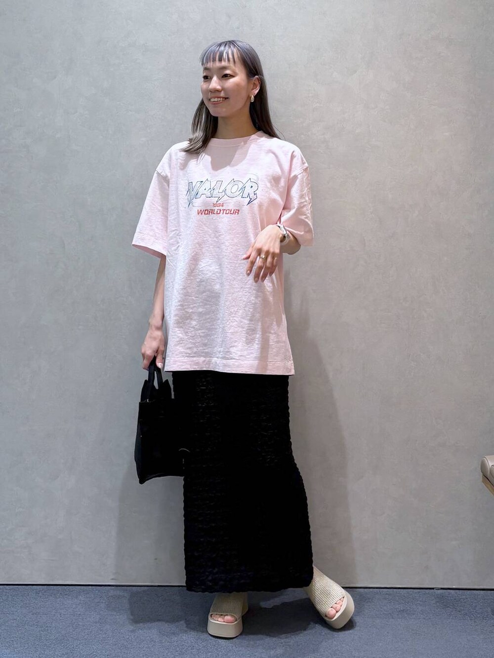 「きれいめ、ナチュラル、ローリーズスタイル_LOWRYS FARM、大人女子カジュアル_LOWRYS FARM、LOWRYS FARM、Tシャツ、カジュアル、スカート、サンダル、厚底シューズ、シンプルコーデ」｜「LOWRYS FARMのカンドウフィットニットサンダル 283661（サンダル、ホワイト系）」を使った、ほりんさん（レディース・160cm）の春コーディネートの2枚目の写真