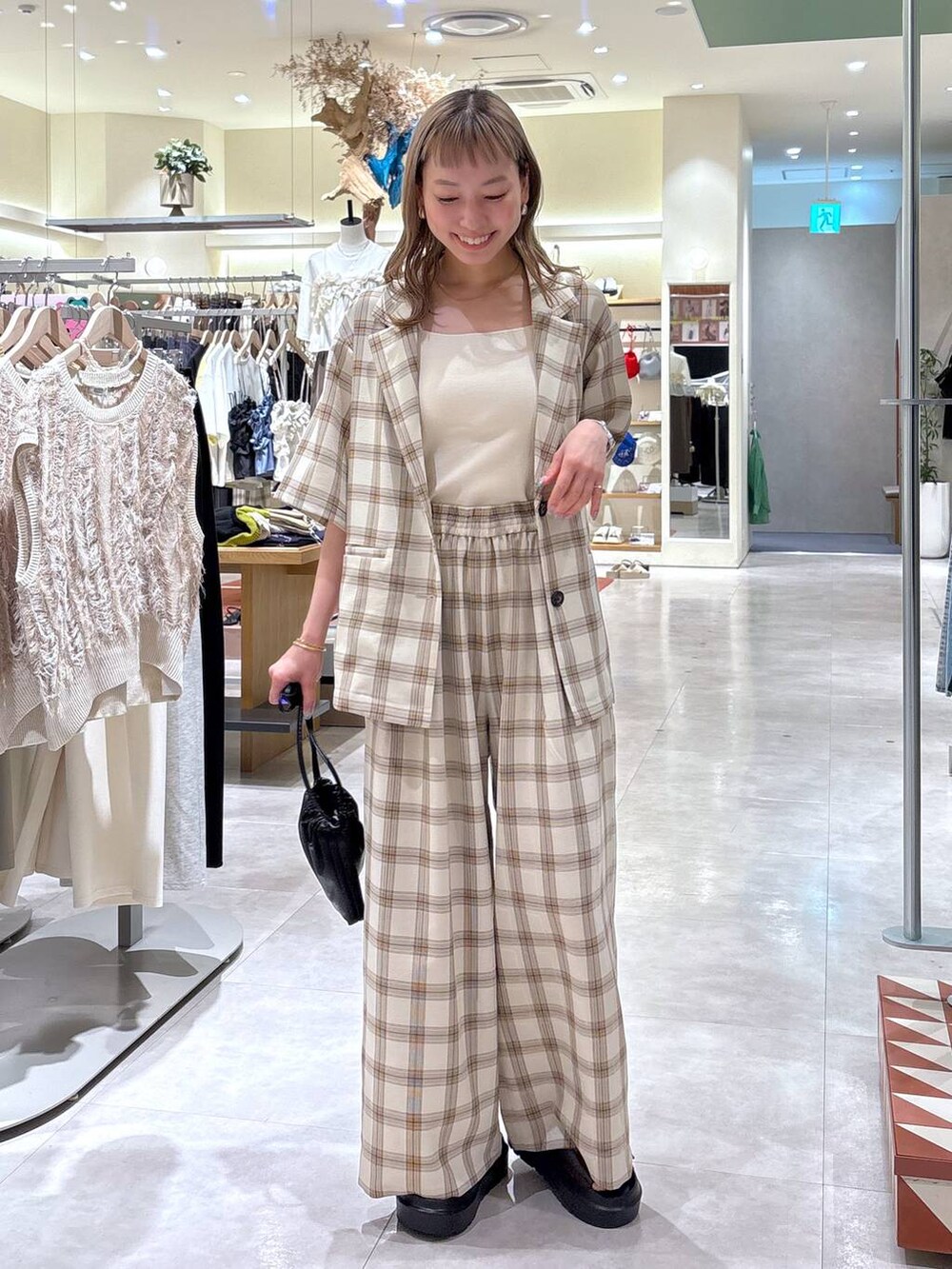 「きれいめ、ナチュラル、ローリーズスタイル_LOWRYS FARM、大人女子カジュアル_LOWRYS FARM、LOWRYS FARM、セットアップ、ジャケット、ワイドパンツ、カジュアル、淡色コーデ、ゆったり、楽ちんコーデ、休日コーデ」|「LOWRYS FARMのホップサックジャケットSS253196(テーラードジャケット、その他)」を使った、ほりんさん(レディース・160cm)の夏コーディネートの2枚目の写真