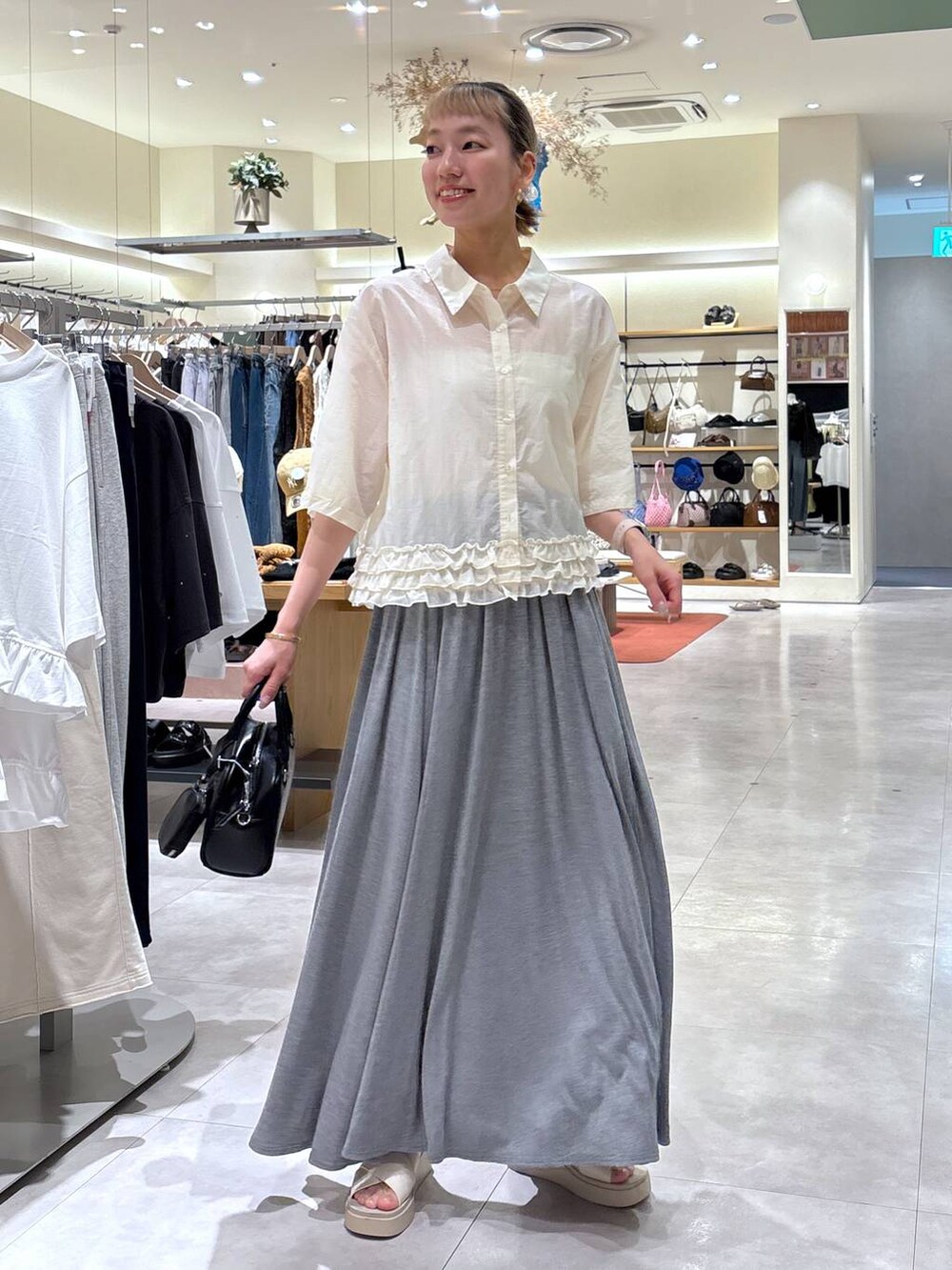 「ガーリー、きれいめ、ナチュラル、ローリーズスタイル_LOWRYS FARM、大人女子カジュアル_LOWRYS FARM、LOWRYS FARM、シャツ、スカート、モノトーン、夏コーデ、シンプルコーデ、カジュアルコーデ、ゆったり、楽ちんコーデ、シアートップス」｜「LOWRYS FARMのカンドウフィットクロスサンダル　 283658（サンダル、ホワイト系）」を使った、ほりんさん（レディース・160cm）の夏コーディネートの2枚目の写真