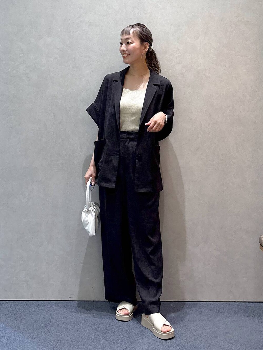 「ガーリー、きれいめ、ナチュラル、ローリーズスタイル_LOWRYS FARM、大人女子カジュアル_LOWRYS FARM、LOWRYS FARM、ジャケット、セットアップ、ワイドパンツ、カジュアル、シンプルコーデ、ワントーン」|「LOWRYS FARMのカンドウフィットクロスサンダル 283658(サンダル、ホワイト系)」を使った、ほりんさん(レディース・160cm)の春コーディネートの2枚目の写真