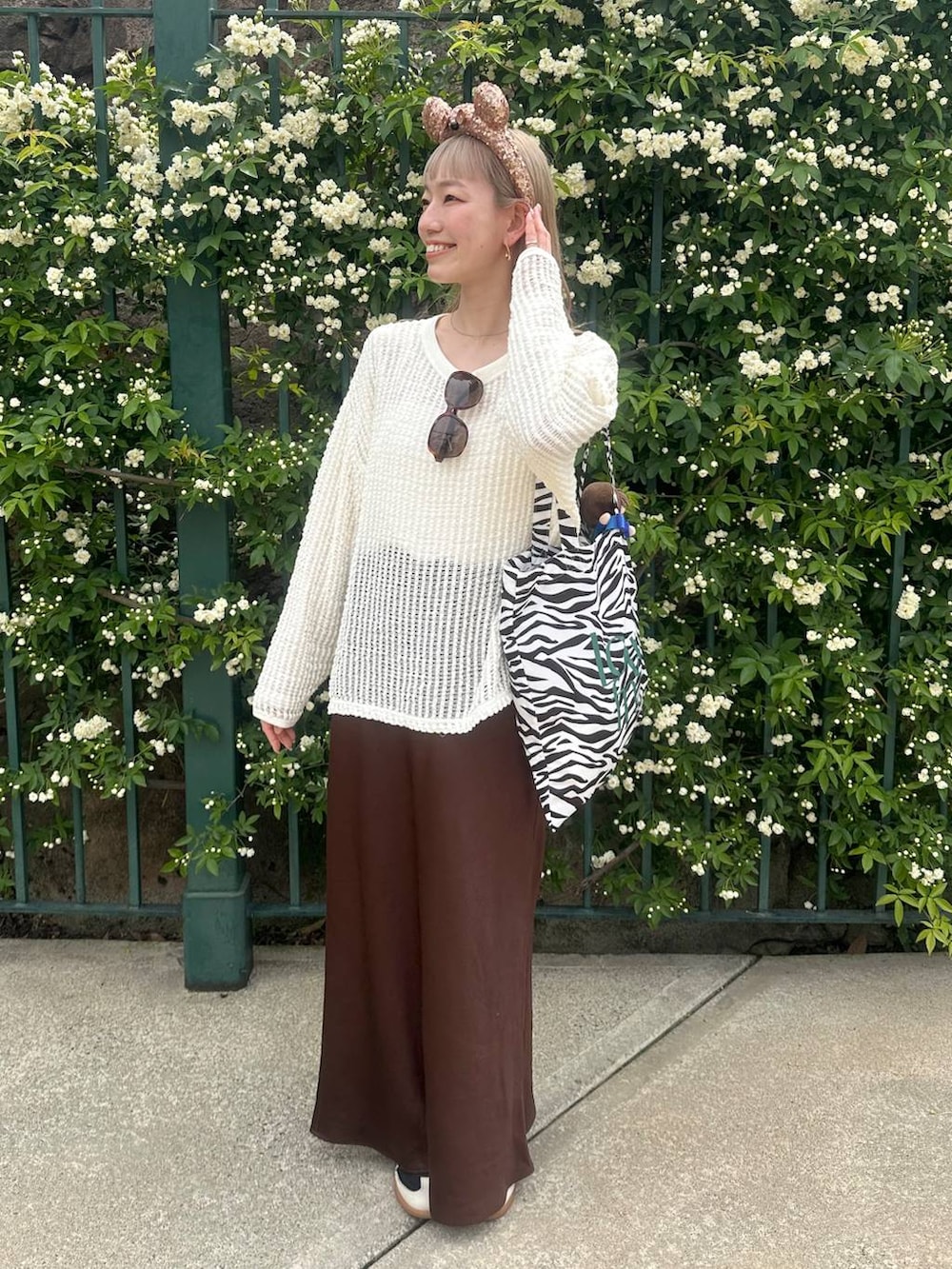 「ガーリー、きれいめ、ナチュラル、ローリーズスタイル_LOWRYS FARM、大人女子カジュアル_LOWRYS FARM、LOWRYS FARM、JEANASIS、BAYFLOW、ブランドミックス、淡色コーデ、春コーデ」｜「LOWRYS FARMのストレッチサテンスカート　 290120（スカート、ブラウン系）」を使った、ほりんさん（レディース・160cm）の春コーディネートの4枚目の写真