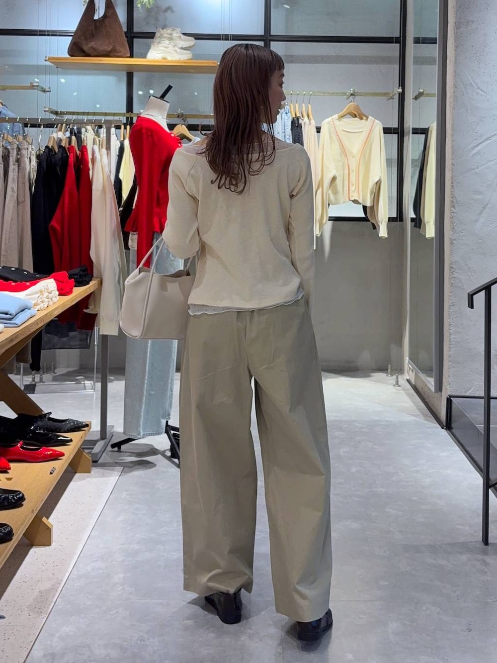 ブラック系のショルダーバッグ、ブラウン系のローファー、ホワイト系のTシャツ/カットソーを着用したレディースの春コーディネートの5枚目の写真