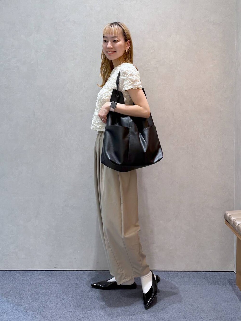 「ガーリー、きれいめ、ナチュラル、ローリーズスタイル_LOWRYS FARM、大人女子カジュアル_LOWRYS FARM、LOWRYS FARM、Tシャツ、ワイドパンツ、ワントーン、淡色コーデ、シンプルコーデ」｜「LOWRYS FARMのヤワラカルイ５ポケトートＢＡＧ　 284072（トートバッグ、ブラック系）」を使った、ほりんさん（レディース・160cm）の春コーディネートの4枚目の写真