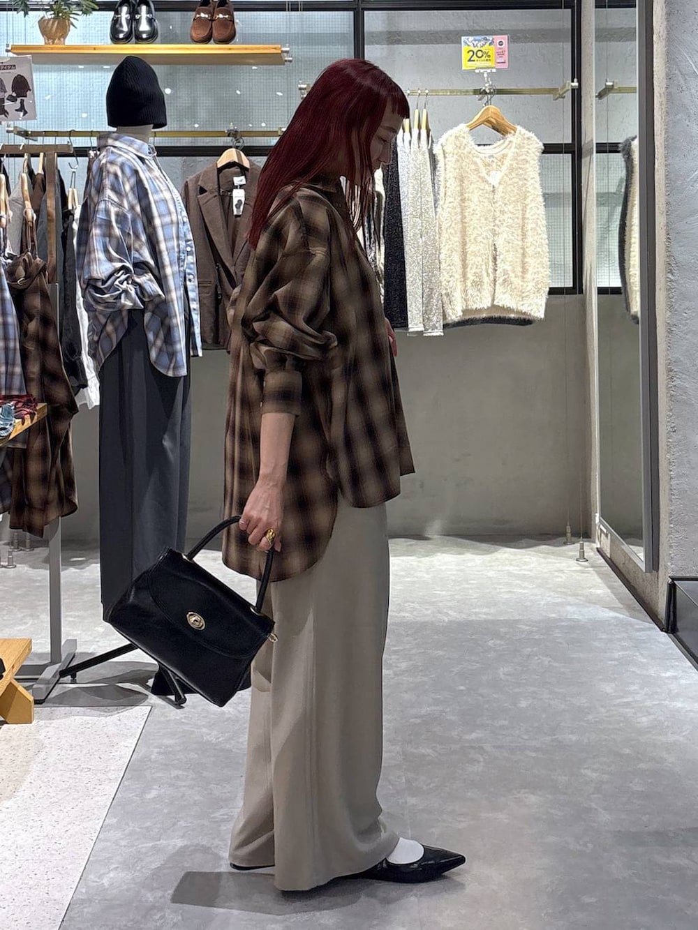 ベージュ系のその他パンツ、ブラウン系のシャツ/ブラウス、ブラック系のボストンバッグを着用したレディースの秋コーディネートの3枚目の写真