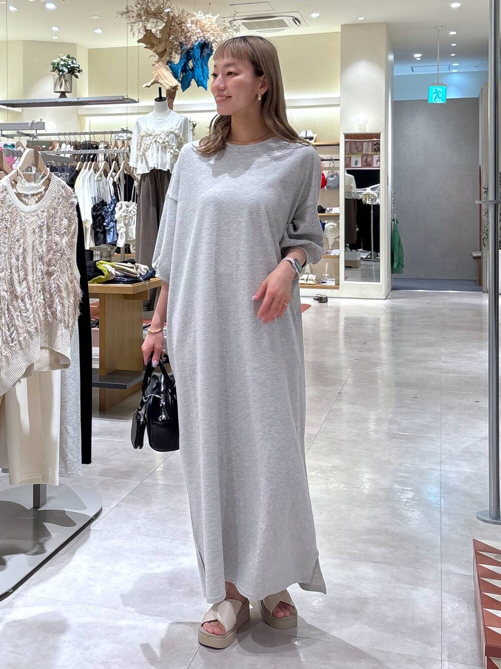 「きれいめ、ナチュラル、ローリーズスタイル_LOWRYS FARM、大人女子カジュアル_LOWRYS FARM、LOWRYS FARM、ワンピース、シンプルコーデ、夏コーデ、ゆったり、カジュアル、休日コーデ」｜「LOWRYS FARMのカンドウフィットクロスサンダル　 283658（サンダル、ホワイト系）」を使った、ほりんさん（レディース・160cm）の夏コーディネートの2枚目の写真