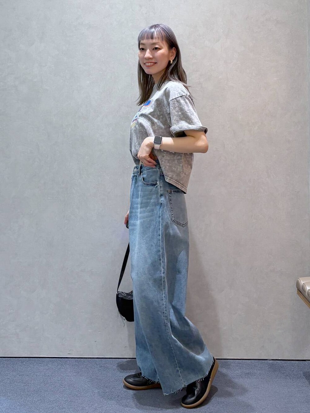 「きれいめ、ナチュラル、ローリーズスタイル_LOWRYS FARM、Tシャツ、デニムパンツ、カジュアル、ワイドパンツ、スニーカー、シンプルコーデ、夏コーデ、大人女子カジュアル_LOWRYS FARM、LOWRYS FARM」｜「LOWRYS FARMのチャームツキミニトートＢＡＧ 284096（トートバッグ、ブラック系）」を使った、ほりんさん（レディース・160cm）の春コーディネートの4枚目の写真
