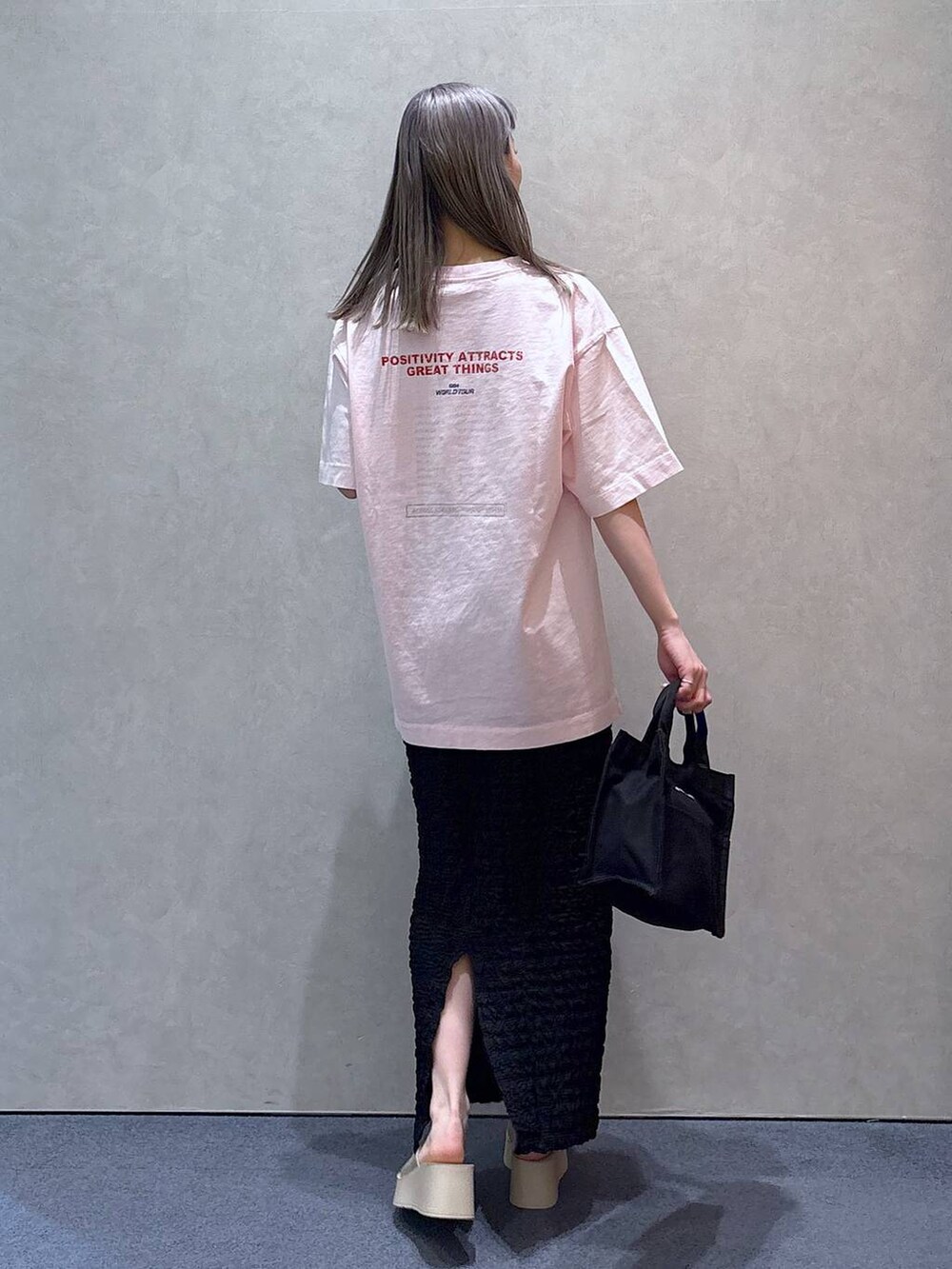 「きれいめ、ナチュラル、ローリーズスタイル_LOWRYS FARM、大人女子カジュアル_LOWRYS FARM、LOWRYS FARM、Tシャツ、カジュアル、スカート、サンダル、厚底シューズ、シンプルコーデ」｜「LOWRYS FARMのカンドウフィットニットサンダル 283661（サンダル、ホワイト系）」を使った、ほりんさん（レディース・160cm）の春コーディネートの5枚目の写真