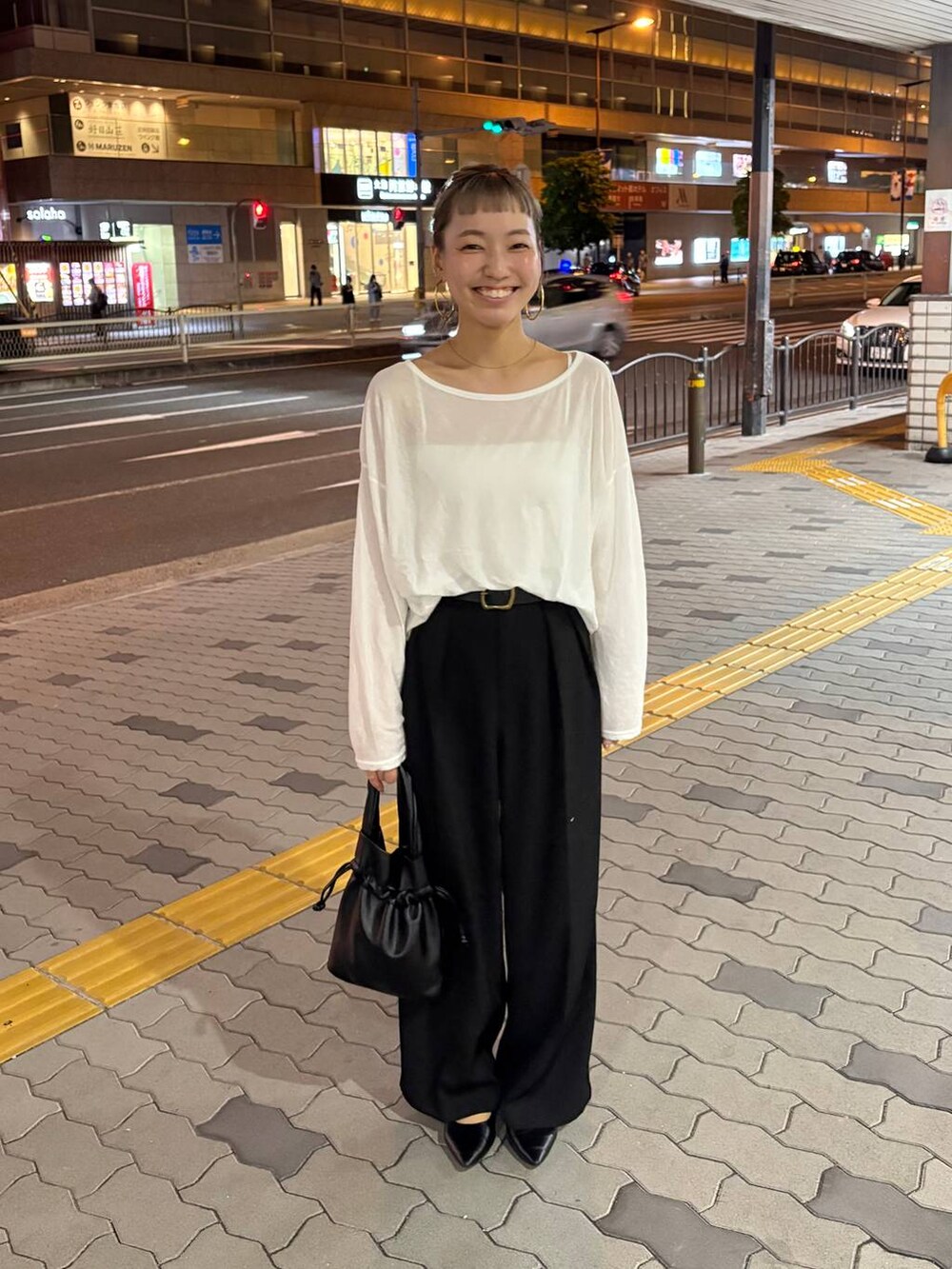 「きれいめ、ナチュラル、ローリーズスタイル_LOWRYS FARM、大人女子カジュアル_LOWRYS FARM、LOWRYS FARM、ワイドパンツ、Tシャツ、カジュアル、ゆったり、シンプルコーデ、モノトーン、楽ちんコーデ、ラフ」｜「LOWRYS FARMのダブルタックワイドパンツ　128594（スラックス、ブラック系）」を使った、ほりんさん（レディース・160cm）の春コーディネートの3枚目の写真