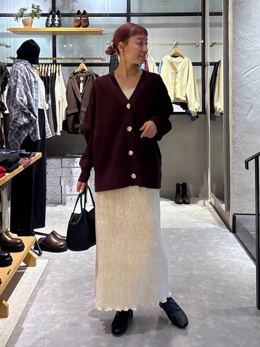 ゴールド系のタンクトップ、ブラック系のショルダーバッグ、レッド系のカーディガン/ボレロを着用したレディースの秋コーディネートの2枚目の写真