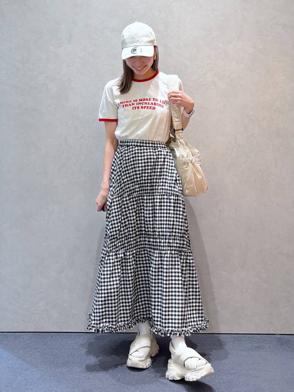 「ガーリー、きれいめ、ナチュラル、ローリーズスタイル_LOWRYS FARM、大人女子カジュアル_LOWRYS FARM、LOWRYS FARM、Tシャツ、夏コーデ、カジュアル、ゆったり、スカート、チェック」｜「LOWRYS FARMのＣＡＳＵＡＬＣＬＡＳＳＩＣ２５ 283907（キャップ、ホワイト系）」を使った、ほりんさん（レディース・160cm）の春コーディネートの2枚目の写真
