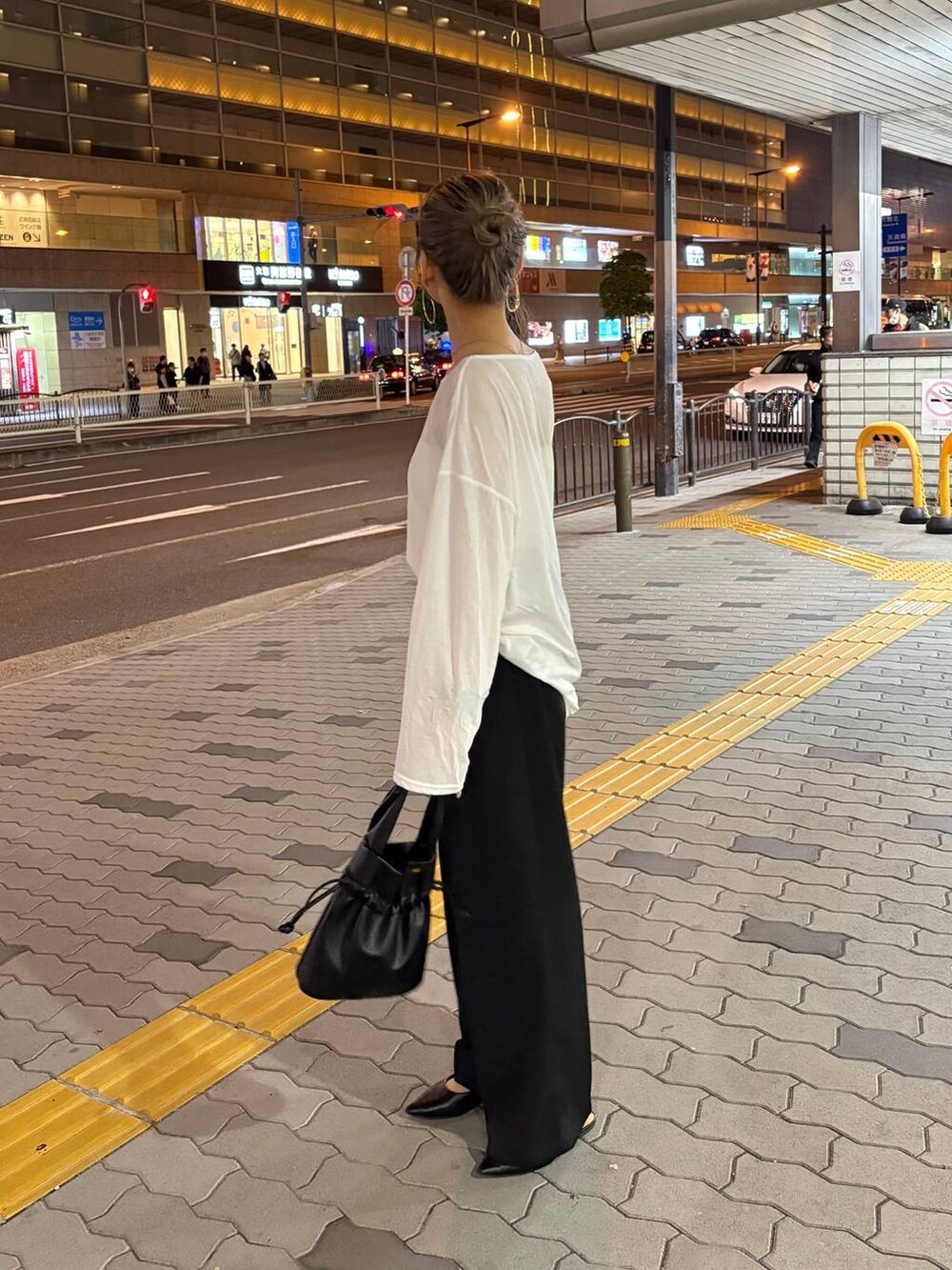 「きれいめ、ナチュラル、ローリーズスタイル_LOWRYS FARM、大人女子カジュアル_LOWRYS FARM、LOWRYS FARM、ワイドパンツ、Tシャツ、カジュアル、ゆったり、シンプルコーデ、モノトーン、楽ちんコーデ、ラフ」｜「LOWRYS FARMのダブルタックワイドパンツ　128594（スラックス、ブラック系）」を使った、ほりんさん（レディース・160cm）の春コーディネートの2枚目の写真