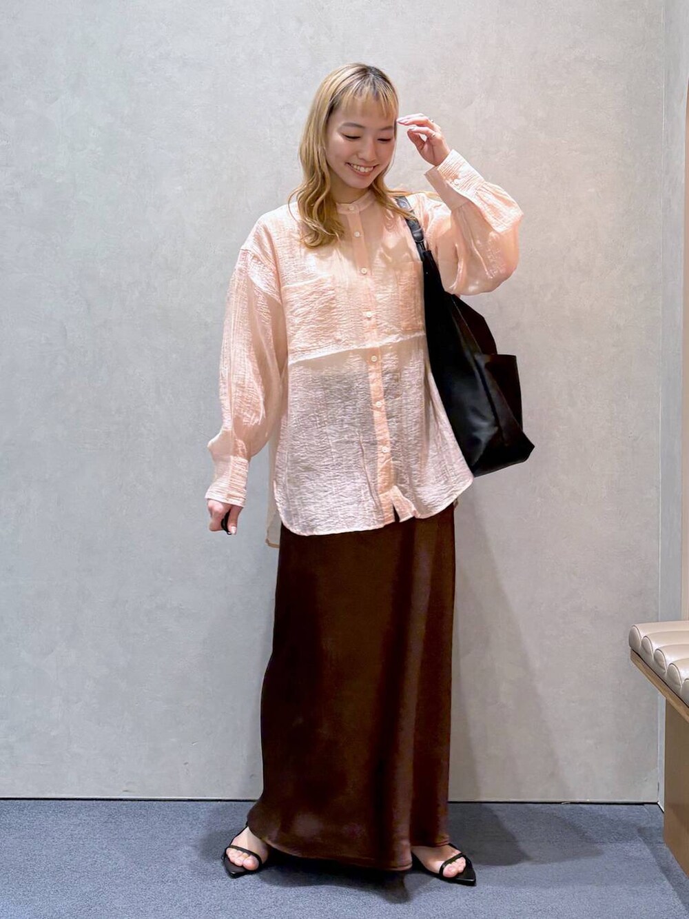 「ガーリー、きれいめ、ナチュラル、ローリーズスタイル_LOWRYS FARM、大人女子カジュアル_LOWRYS FARM、LOWRYS FARM、シャツ、スカート、ロングスカート、春コーデ、春色、サンダル」｜「LOWRYS FARMのヤワラカルイ５ポケトートＢＡＧ　 284072（トートバッグ、ブラック系）」を使った、ほりんさん（レディース・160cm）の春コーディネートの2枚目の写真