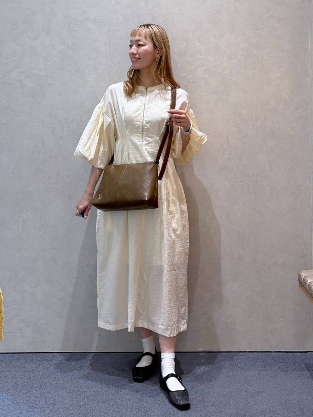 「ガーリー、きれいめ、ナチュラル、ローリーズスタイル_LOWRYS FARM、大人女子カジュアル_LOWRYS FARM、LOWRYS FARM、ワンピース、シンプルコーデ、春コーデ、夏コーデ」｜「LOWRYS FARMのコクーンZIPワンピース　 133571（ワンピース、ホワイト系）」を使った、ほりんさん（レディース・160cm）の春コーディネートの2枚目の写真