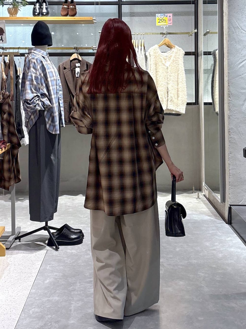 ベージュ系のその他パンツ、ブラウン系のシャツ/ブラウス、ブラック系のボストンバッグを着用したレディースの秋コーディネートの5枚目の写真