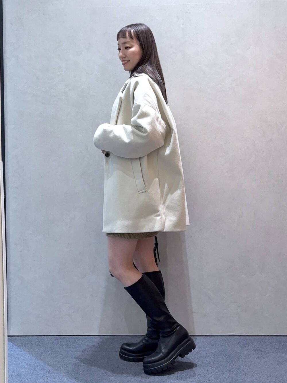「LOWRYS FARM、ガーリー、きれいめ、ナチュラル、ローリーズスタイル_LOWRYS FARM、大人女子カジュアル_LOWRYS FARM、セットアップ、ニット、ミニスカート、ミニバッグ、アウター、冬アウター、冬コーデ、ブーツ、厚底シューズ」|「LOWRYS FARMのダブルフェイスユルジャケット 116453(チェスターコート、ホワイト系)」を使った、ほりんさん(レディース・160cm)の冬コーディネートの4枚目の写真