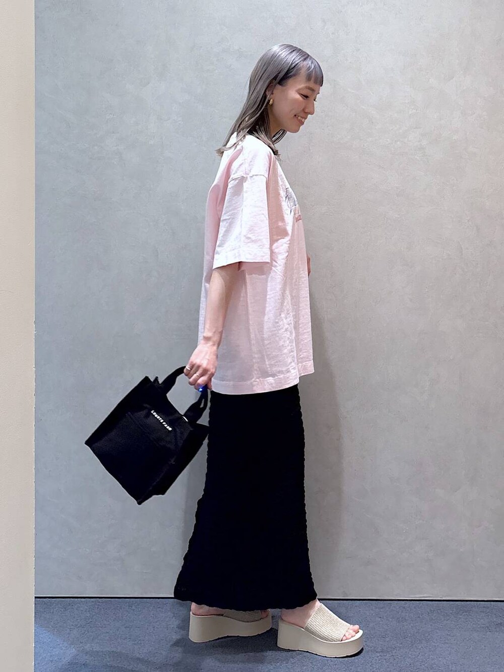 「きれいめ、ナチュラル、ローリーズスタイル_LOWRYS FARM、大人女子カジュアル_LOWRYS FARM、LOWRYS FARM、Tシャツ、カジュアル、スカート、サンダル、厚底シューズ、シンプルコーデ」｜「LOWRYS FARMのカンドウフィットニットサンダル 283661（サンダル、ホワイト系）」を使った、ほりんさん（レディース・160cm）の春コーディネートの3枚目の写真