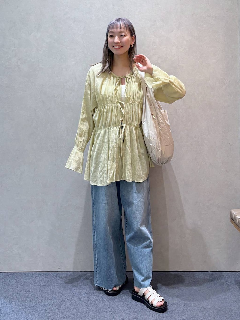 「ガーリー、きれいめ、ナチュラル、ローリーズスタイル_LOWRYS FARM、大人女子カジュアル_LOWRYS FARM、LOWRYS FARM、ブラウス、春コーデ、春色、デニムパンツ、ワイドパンツ、カジュアル」|「LOWRYS FARMのヨウリュウシャーリングブラウスLS 106514(シャツ/ブラウス、イエロー系)」を使った、ほりんさん(レディース・160cm)の春コーディネートの2枚目の写真