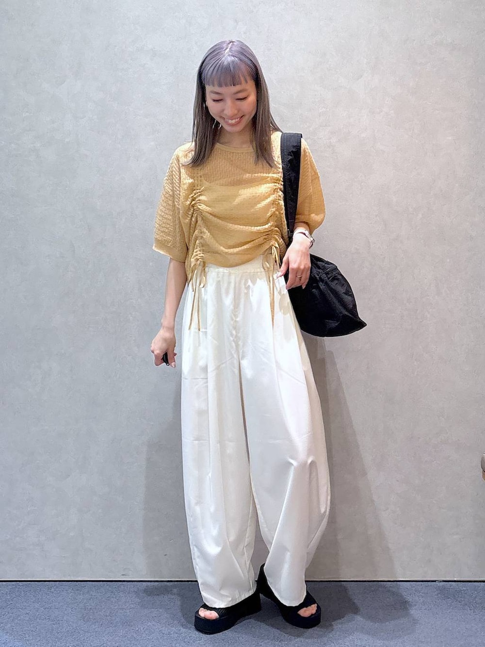 「夏コーデ、ニット、ワイドパンツ、カジュアル、サンダル、ガーリー、きれいめ、ナチュラル、ローリーズスタイル_LOWRYS FARM、大人女子カジュアル_LOWRYS FARM、LOWRYS FARM」｜「LOWRYS FARMのカンドウフィットニットサンダル 283661（サンダル、ブラック系）」を使った、ほりんさん（レディース・160cm）の春コーディネートの2枚目の写真
