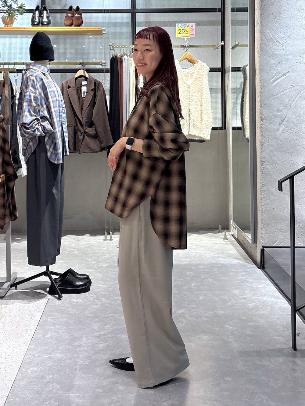 ベージュ系のその他パンツ、ブラウン系のシャツ/ブラウス、ブラック系のボストンバッグを着用したレディースの秋コーディネートの4枚目の写真