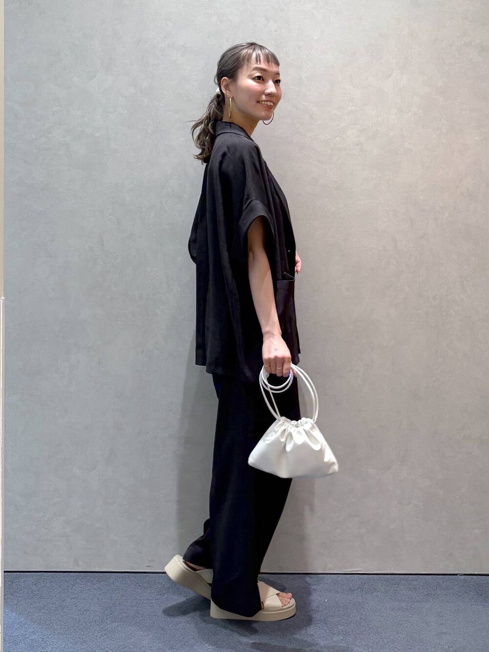 「ガーリー、きれいめ、ナチュラル、ローリーズスタイル_LOWRYS FARM、大人女子カジュアル_LOWRYS FARM、LOWRYS FARM、ジャケット、セットアップ、ワイドパンツ、カジュアル、シンプルコーデ、ワントーン」|「LOWRYS FARMのカンドウフィットクロスサンダル 283658(サンダル、ホワイト系)」を使った、ほりんさん(レディース・160cm)の春コーディネートの3枚目の写真
