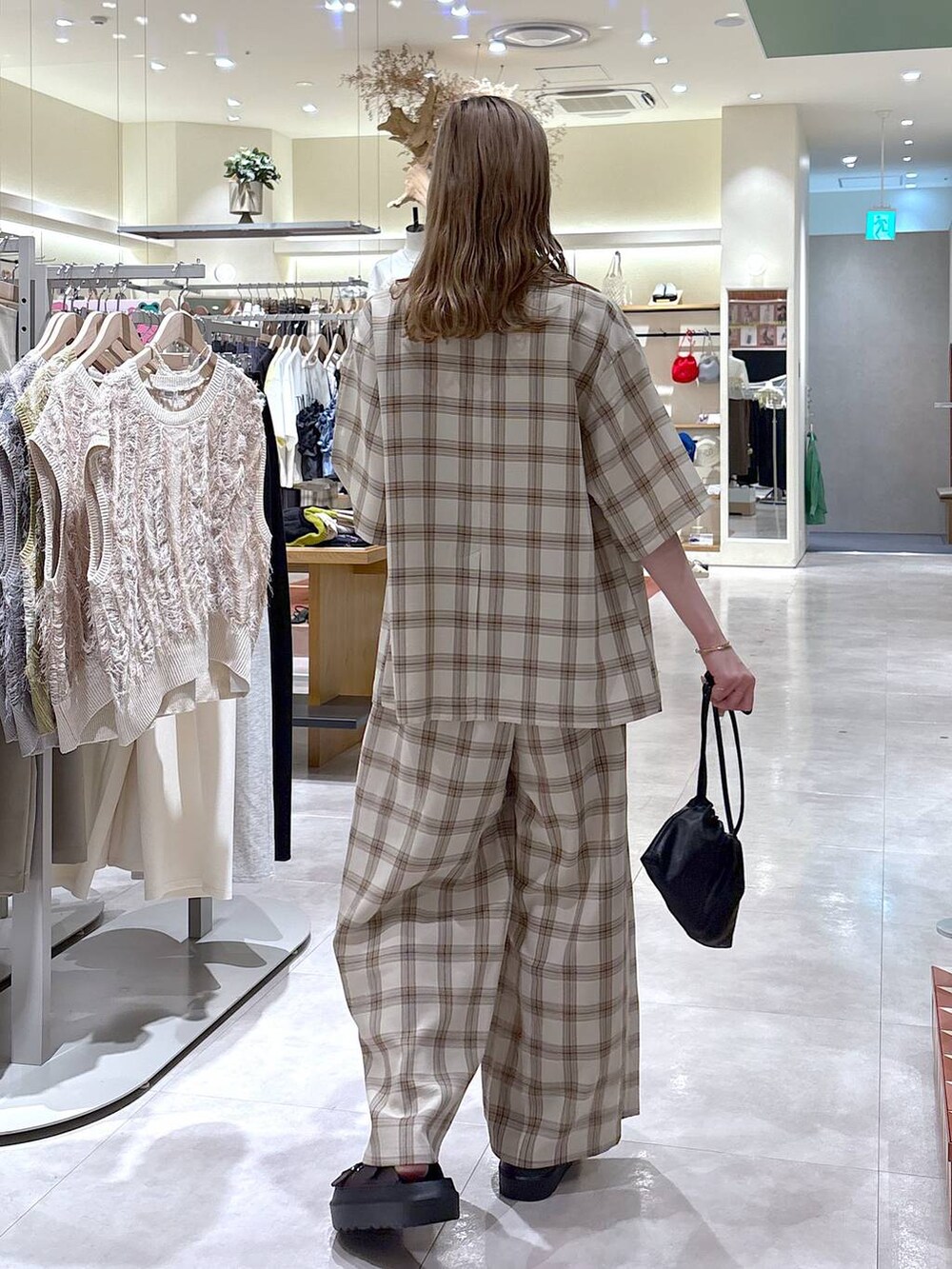 「きれいめ、ナチュラル、ローリーズスタイル_LOWRYS FARM、大人女子カジュアル_LOWRYS FARM、LOWRYS FARM、セットアップ、ジャケット、ワイドパンツ、カジュアル、淡色コーデ、ゆったり、楽ちんコーデ、休日コーデ」|「LOWRYS FARMのホップサックジャケットSS253196(テーラードジャケット、その他)」を使った、ほりんさん(レディース・160cm)の夏コーディネートの5枚目の写真