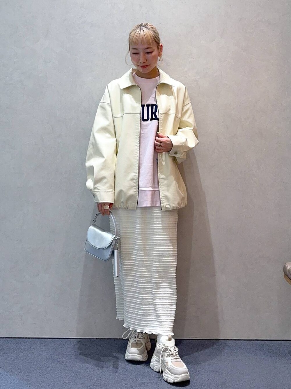 「ガーリー、きれいめ、ナチュラル、ローリーズスタイル_LOWRYS FARM、大人女子カジュアル_LOWRYS FARM、LOWRYS FARM、ワントーン、春コーデ、春色、春アウター、ジャケット、レザー、スウェット、スカート」|「LOWRYS FARMのUSAウラケロゴプルオーバー 240578(スウェット、ピンク系)」を使った、ほりんさん(レディース・160cm)の冬コーディネートの2枚目の写真