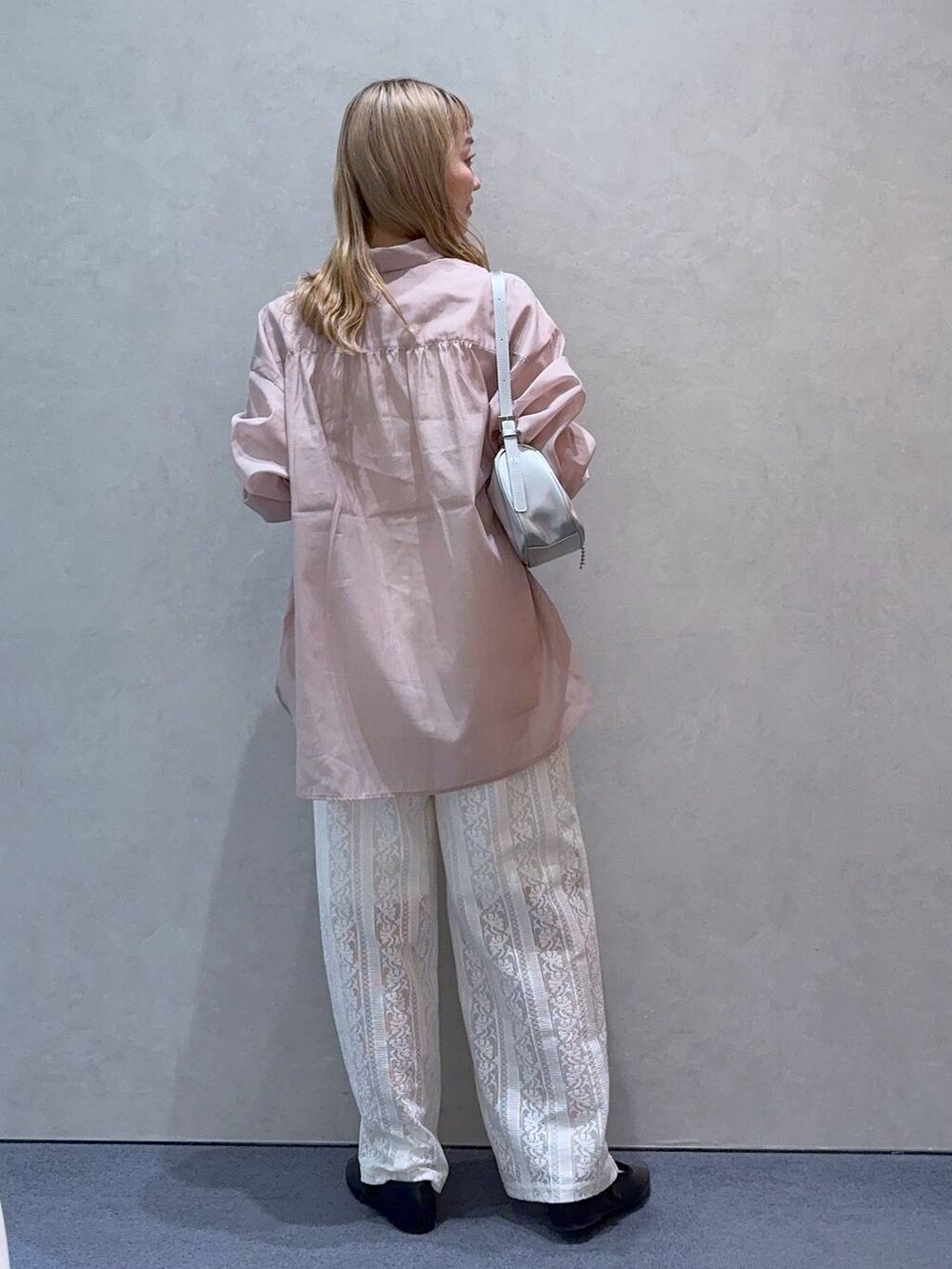 「ガーリー、きれいめ、ナチュラル、ローリーズスタイル_LOWRYS FARM、大人女子カジュアル_LOWRYS FARM、LOWRYS FARM、シアートップス、シャツ、春コーデ、春色、夏コーデ、ワイドパンツ」｜「LOWRYS FARMのシアーシャツＬＳ＊　 231459（シャツ/ブラウス、ピンク系）」を使った、ほりんさん（レディース・160cm）の春コーディネートの5枚目の写真