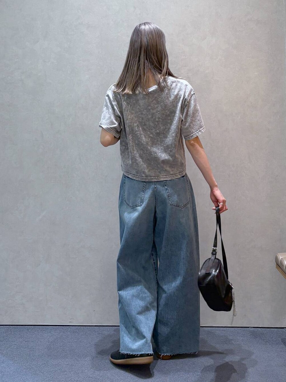 「きれいめ、ナチュラル、ローリーズスタイル_LOWRYS FARM、Tシャツ、デニムパンツ、カジュアル、ワイドパンツ、スニーカー、シンプルコーデ、夏コーデ、大人女子カジュアル_LOWRYS FARM、LOWRYS FARM」｜「LOWRYS FARMのチャームツキミニトートＢＡＧ 284096（トートバッグ、ブラック系）」を使った、ほりんさん（レディース・160cm）の春コーディネートの5枚目の写真