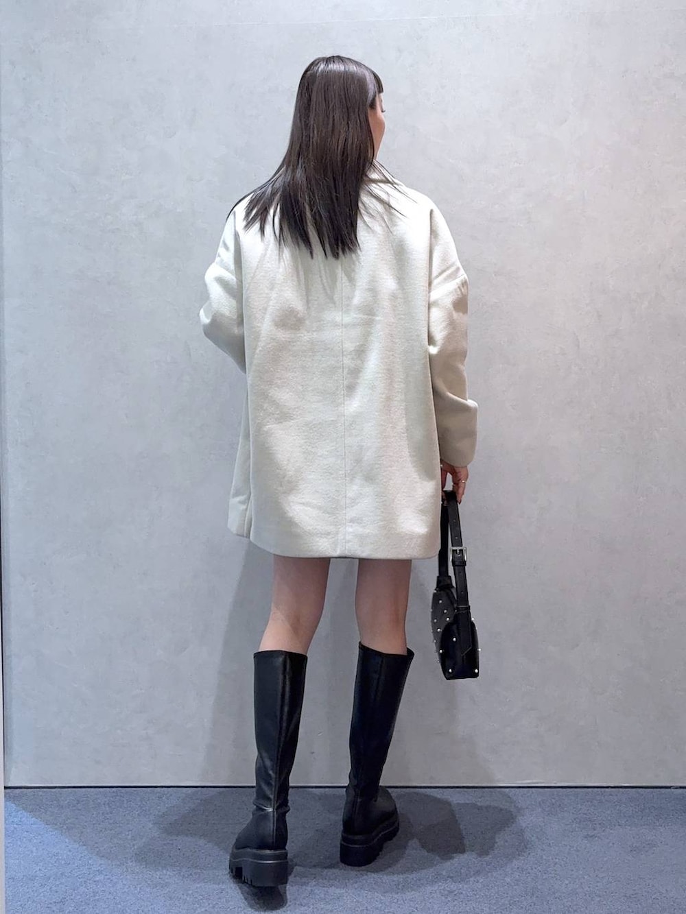 「LOWRYS FARM、ガーリー、きれいめ、ナチュラル、ローリーズスタイル_LOWRYS FARM、大人女子カジュアル_LOWRYS FARM、セットアップ、ニット、ミニスカート、ミニバッグ、アウター、冬アウター、冬コーデ、ブーツ、厚底シューズ」|「LOWRYS FARMのダブルフェイスユルジャケット 116453(チェスターコート、ホワイト系)」を使った、ほりんさん(レディース・160cm)の冬コーディネートの5枚目の写真