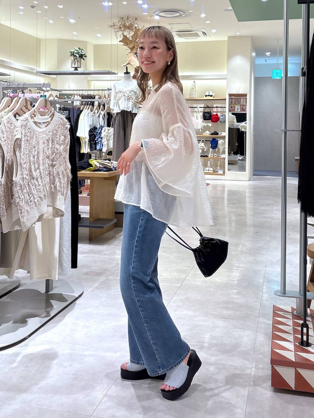 「ガーリー、きれいめ、ナチュラル、ローリーズスタイル_LOWRYS FARM、大人女子カジュアル_LOWRYS FARM、LOWRYS FARM、ブラウス、シャツ、シアートップス、デニムパンツ、フレアパンツ、カジュアル、シンプルコーデ、夏コーデ」｜「LOWRYS FARMのカンドウフィットニットサンダル 283661（サンダル、シルバー系）」を使った、ほりんさん（レディース・160cm）の夏コーディネートの4枚目の写真