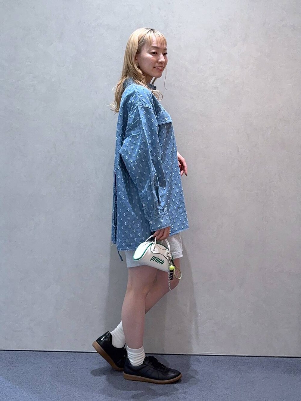 「ローリーズスタイル_LOWRYS FARM、大人女子カジュアル_LOWRYS FARM、LOWRYS FARM、シャツ、ショートパンツ、スニーカー、カジュアル、ゆったり、スポーツミックス、スウェットパンツ、春コーデ」｜「LOWRYS FARMのアソートデニムＢＩＧシャツ 289022（シャツ/ブラウス、ブルー系）」を使った、ほりんさん（レディース・160cm）の冬コーディネートの3枚目の写真