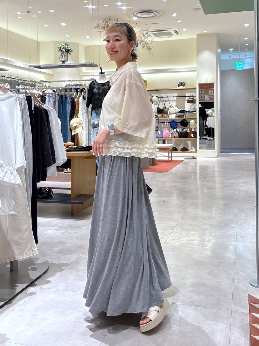 「ガーリー、きれいめ、ナチュラル、ローリーズスタイル_LOWRYS FARM、大人女子カジュアル_LOWRYS FARM、LOWRYS FARM、シャツ、スカート、モノトーン、夏コーデ、シンプルコーデ、カジュアルコーデ、ゆったり、楽ちんコーデ、シアートップス」｜「LOWRYS FARMのカンドウフィットクロスサンダル　 283658（サンダル、ホワイト系）」を使った、ほりんさん（レディース・160cm）の夏コーディネートの4枚目の写真