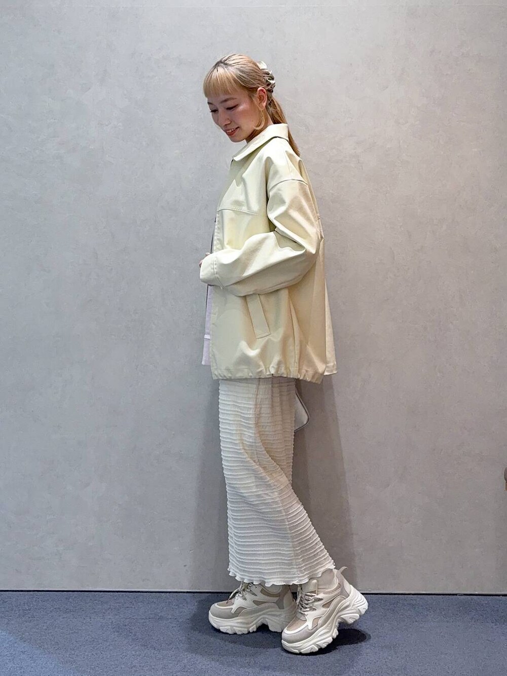 「ガーリー、きれいめ、ナチュラル、ローリーズスタイル_LOWRYS FARM、大人女子カジュアル_LOWRYS FARM、LOWRYS FARM、ワントーン、春コーデ、春色、春アウター、ジャケット、レザー、スウェット、スカート」|「LOWRYS FARMのUSAウラケロゴプルオーバー 240578(スウェット、ピンク系)」を使った、ほりんさん(レディース・160cm)の冬コーディネートの4枚目の写真