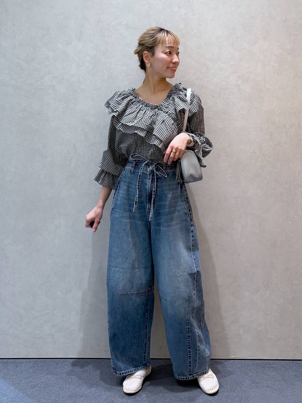 「きれいめ、カジュアル、体型カバー、ガーリー、ナチュラル、ローリーズスタイル_LOWRYS FARM、大人女子カジュアル_LOWRYS FARM、LOWRYS FARM、春コーデ、デニムパンツ、ブラウス、ワイドパンツ」｜「LOWRYS FARMのチャームツキミニトートＢＡＧ 284096（トートバッグ、ブラック系）」を使った、ほりんさん（レディース・160cm）の春コーディネートの2枚目の写真